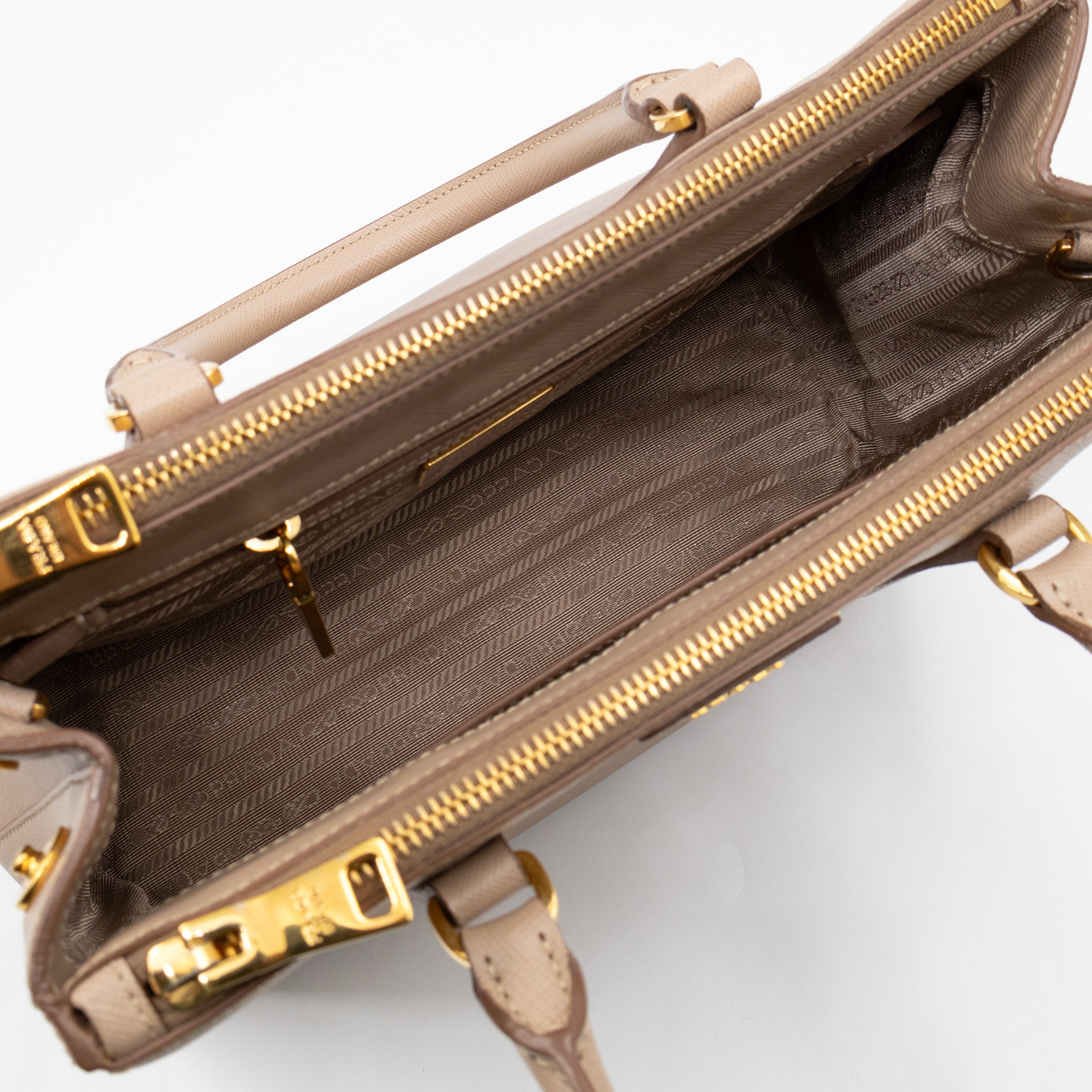 Galleria Medium Double Zip Cammeo Saffiano