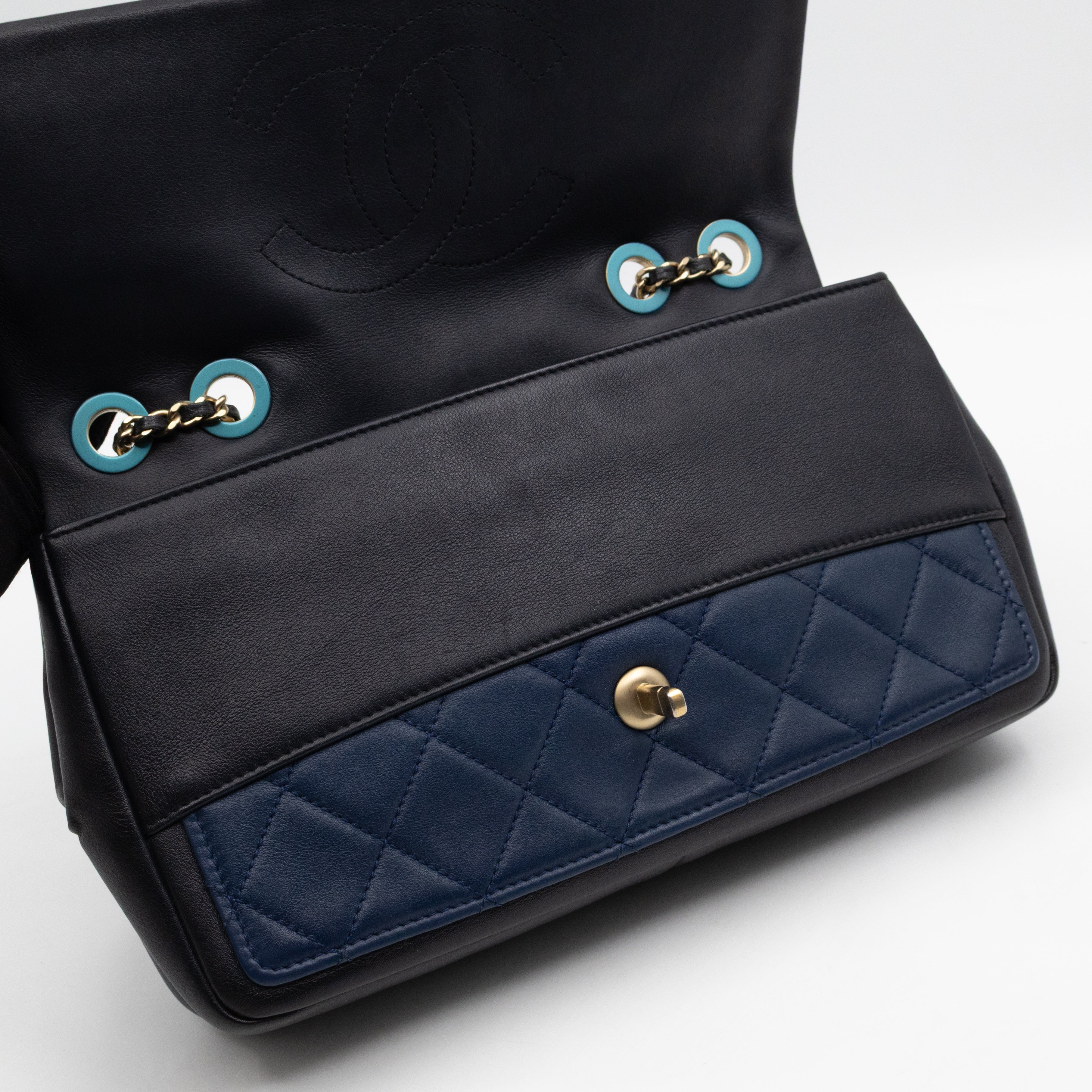 Graphic Medium Flap Bag Blue & Black Leather