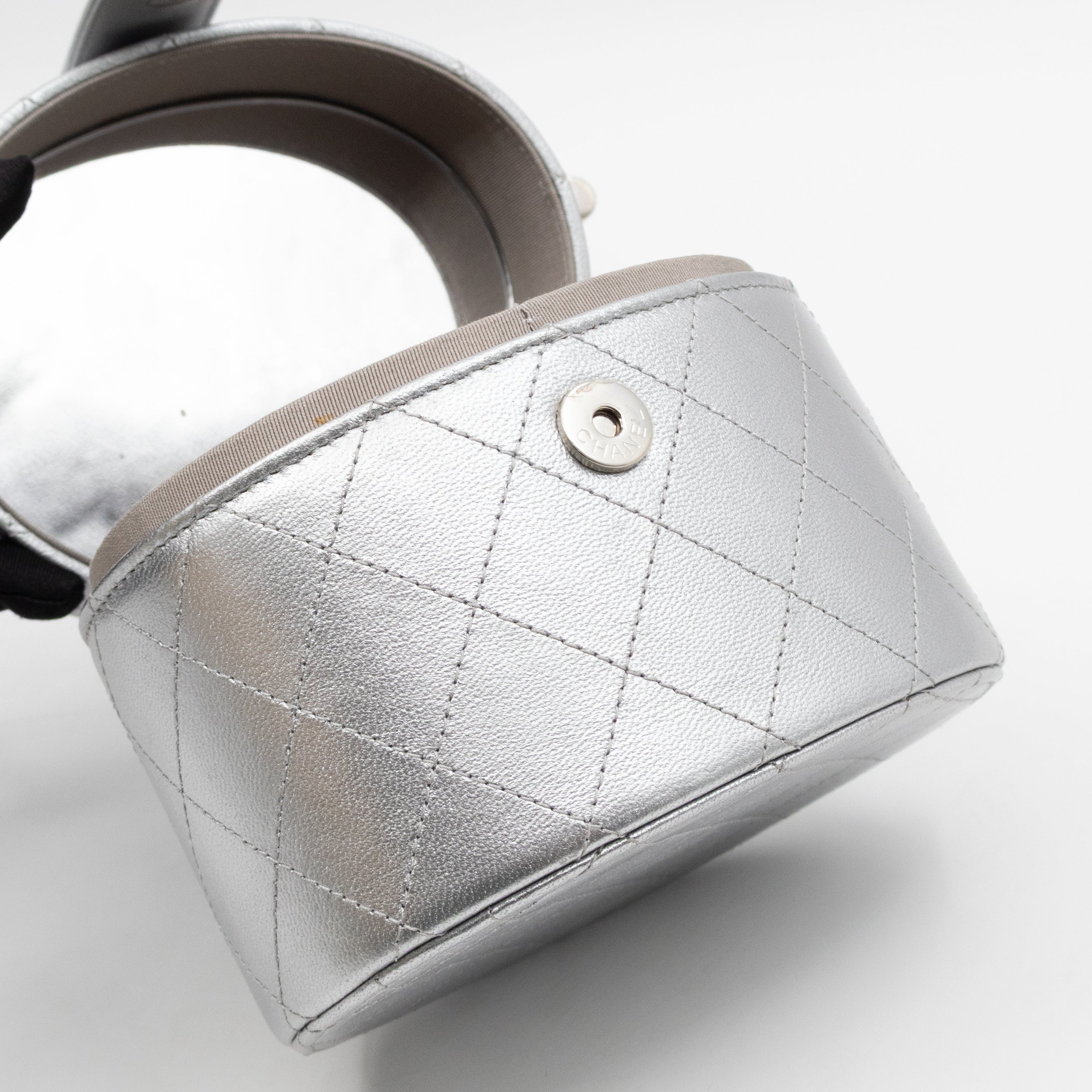 Vanity On CC With Chain Silver Leather