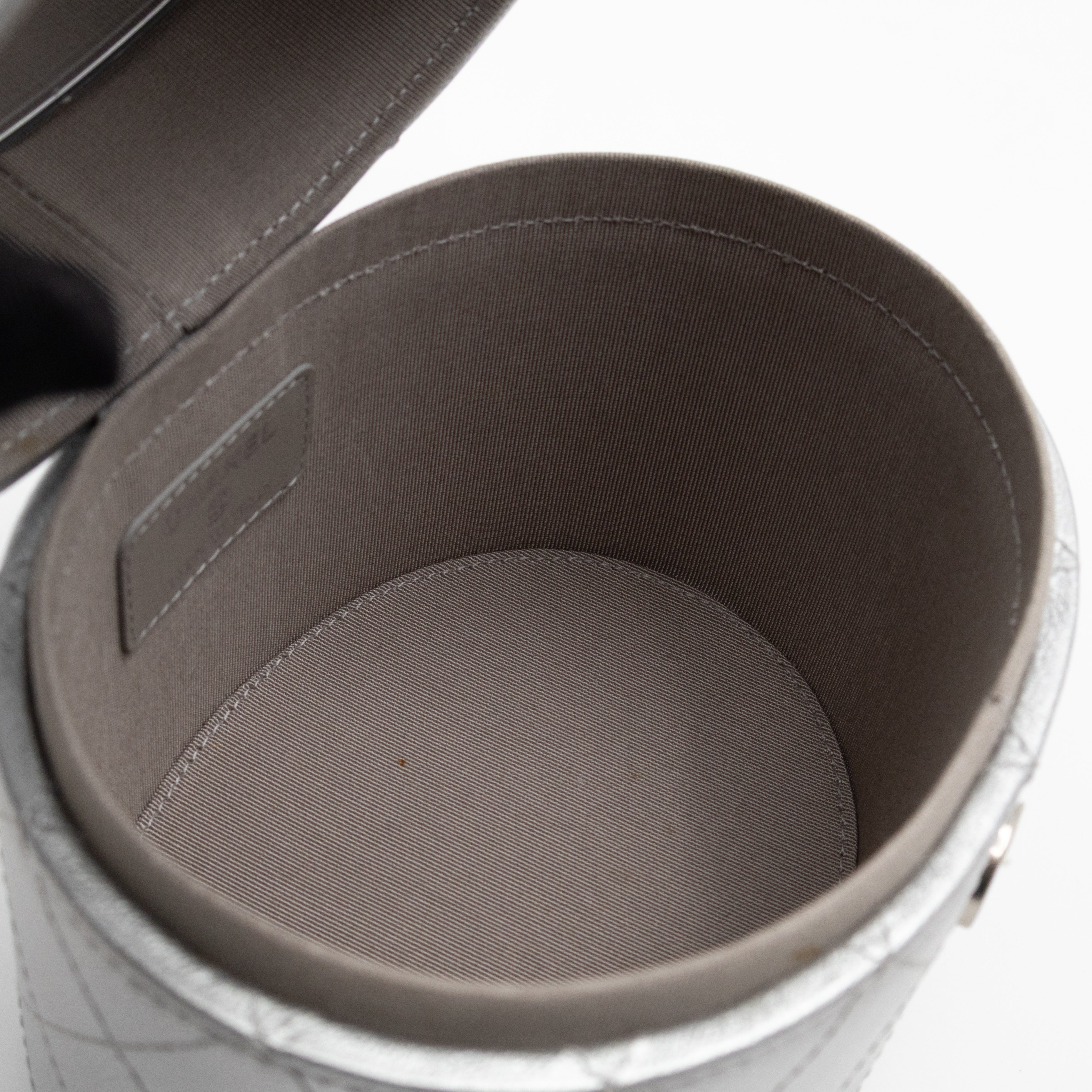 Vanity On CC With Chain Silver Leather