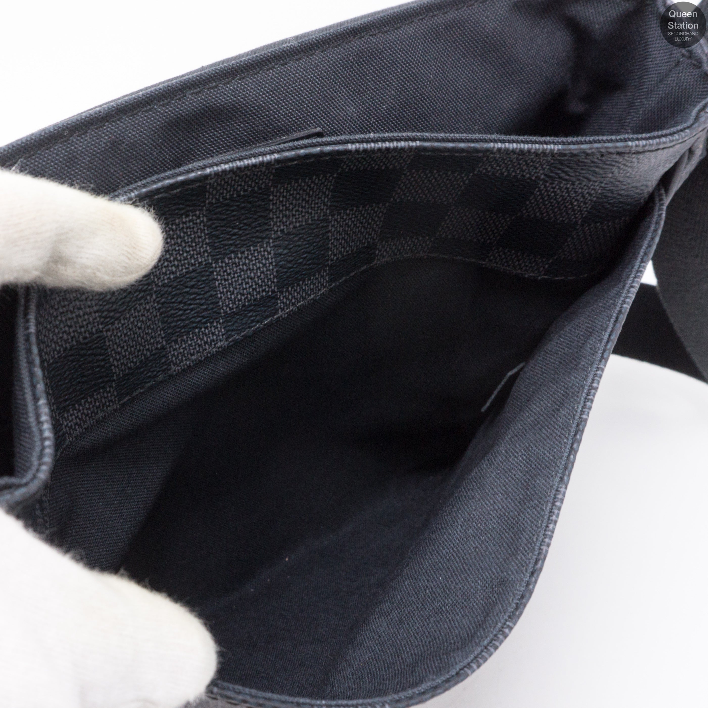 District PM Damier Graphite