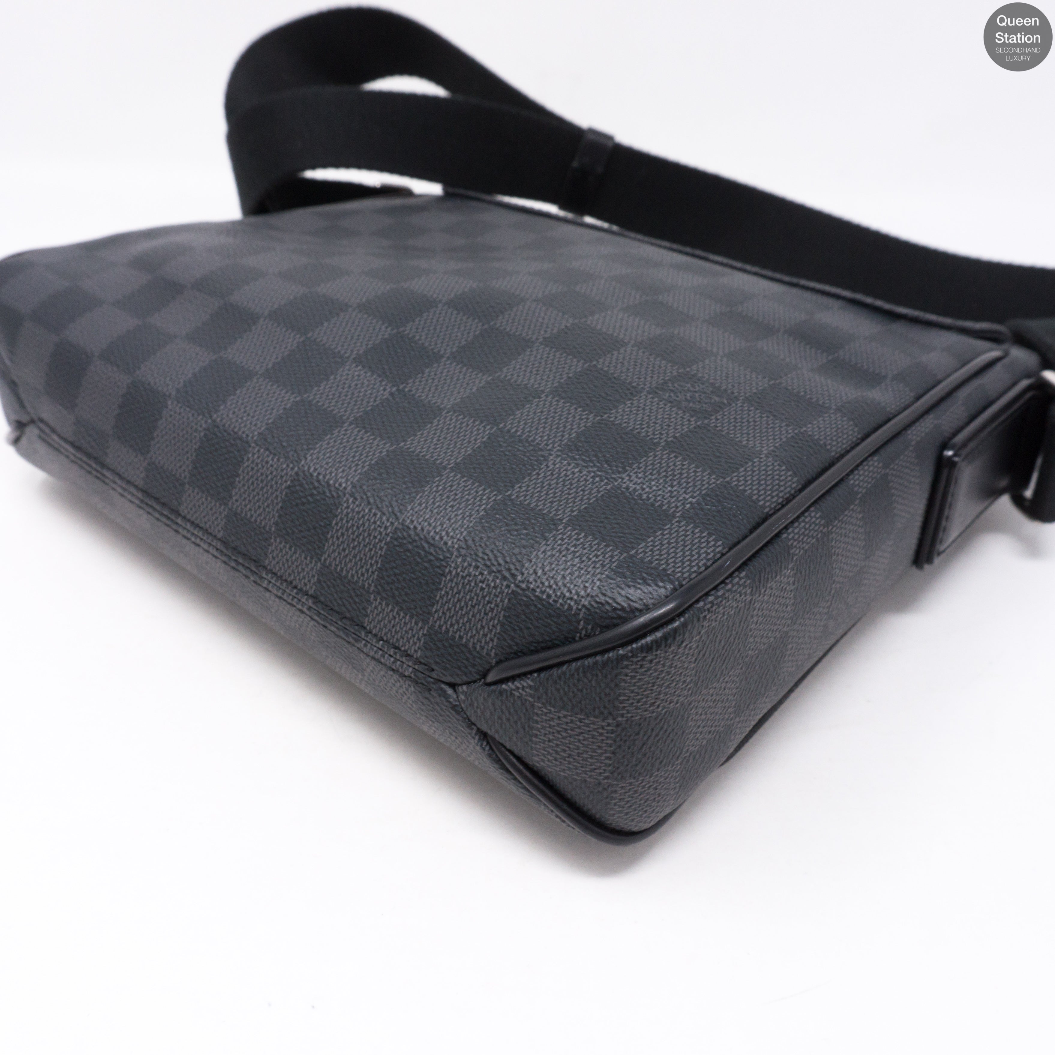 District PM Damier Graphite