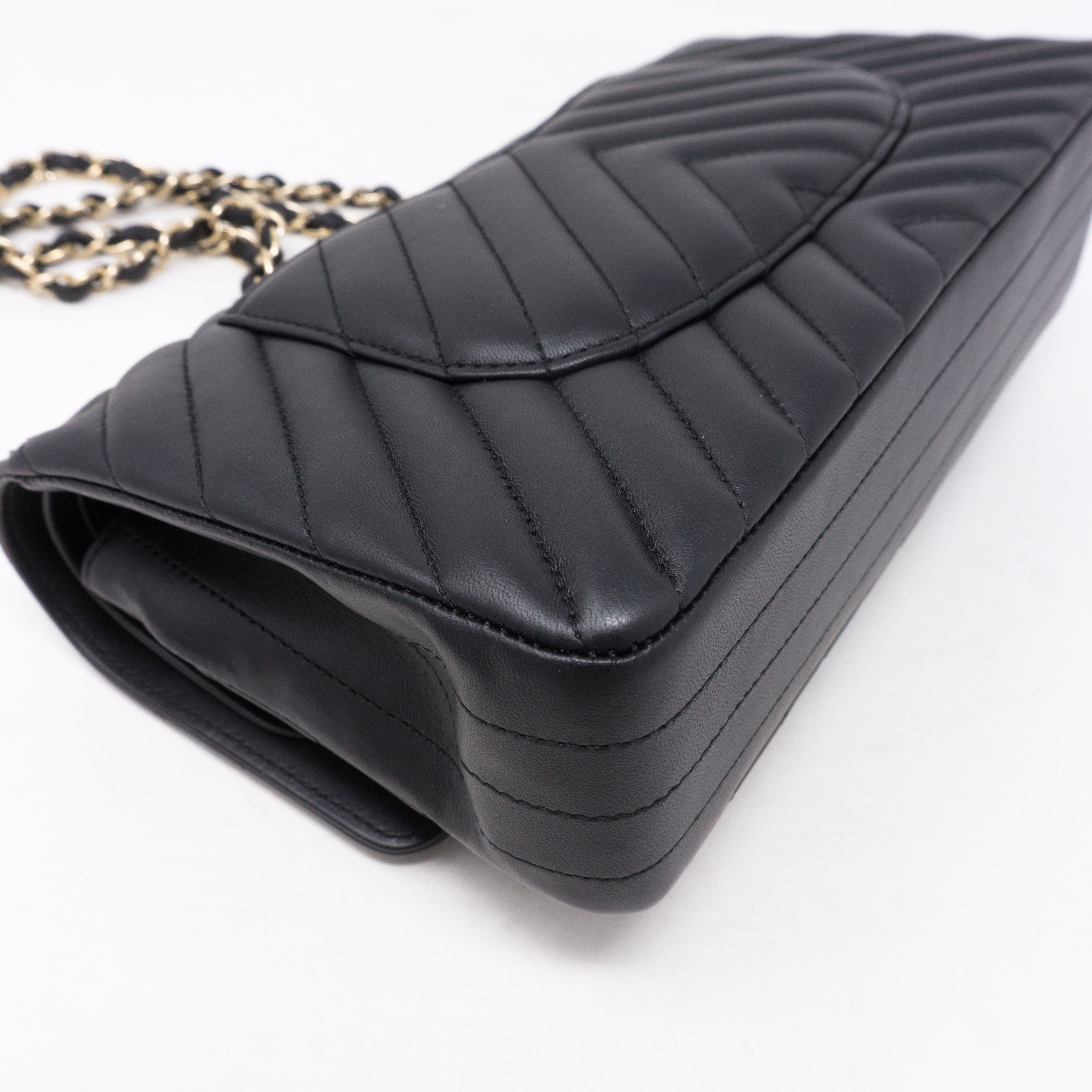 Classic Double Flap Medium Chevron Black Gold