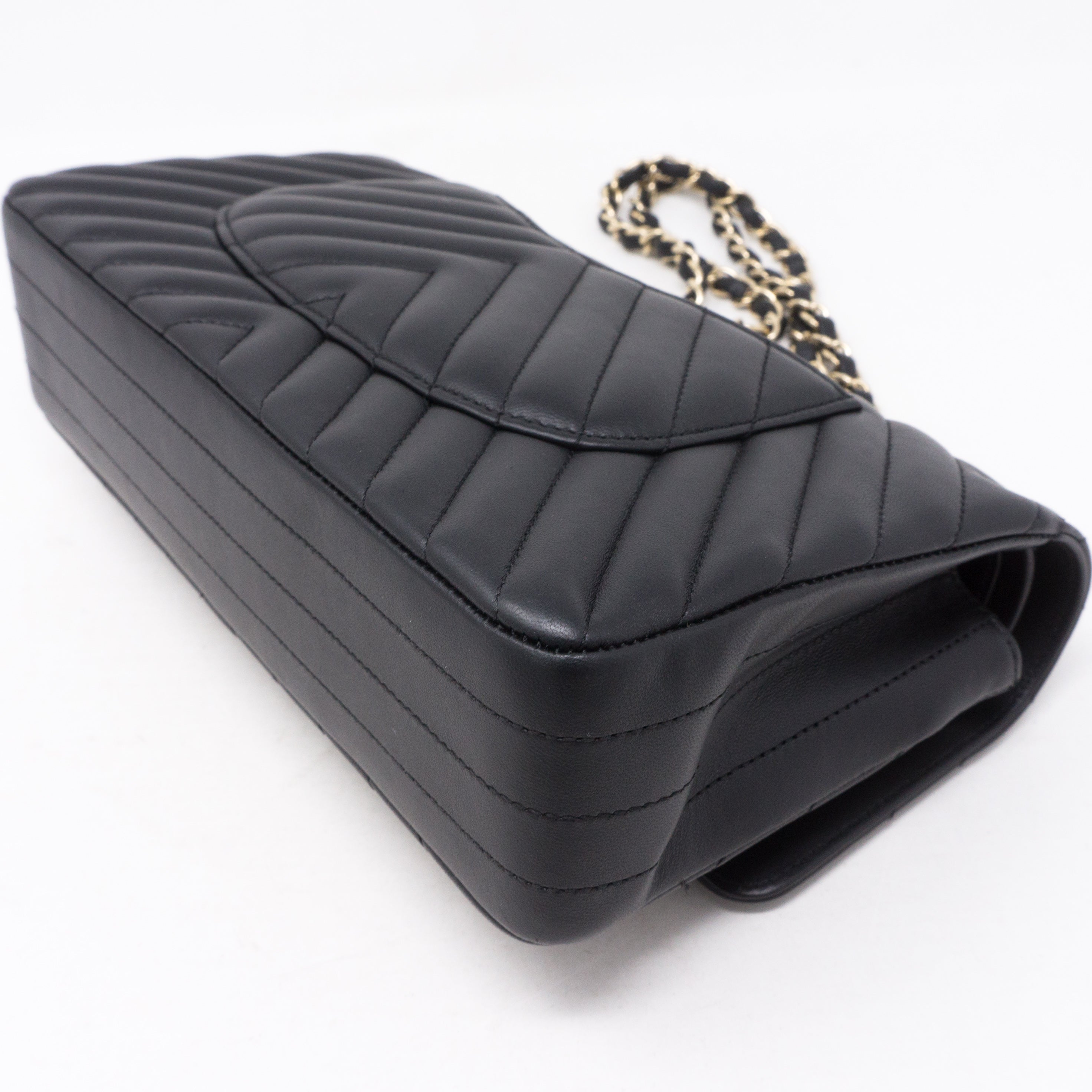 Classic Double Flap Medium Chevron Black Gold