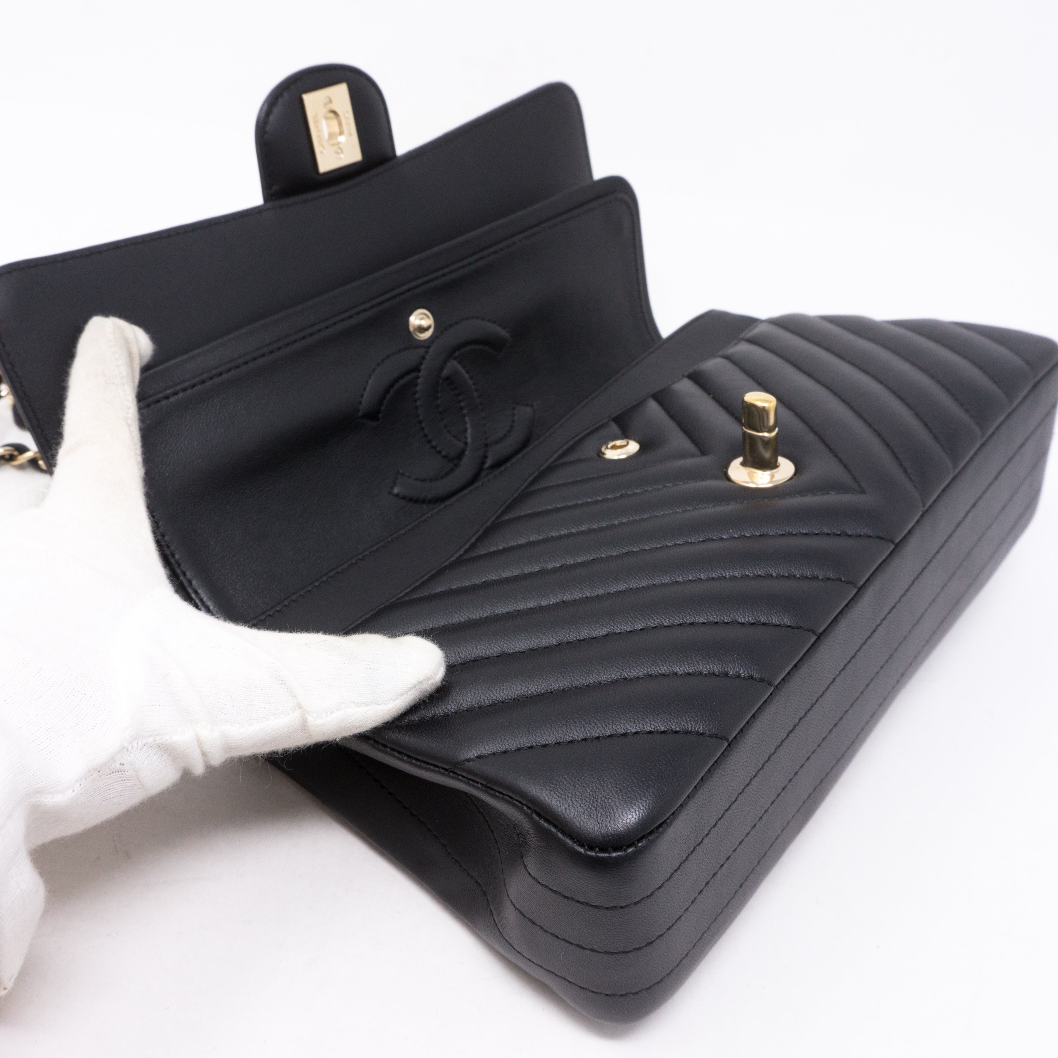 Classic Double Flap Medium Chevron Black Gold