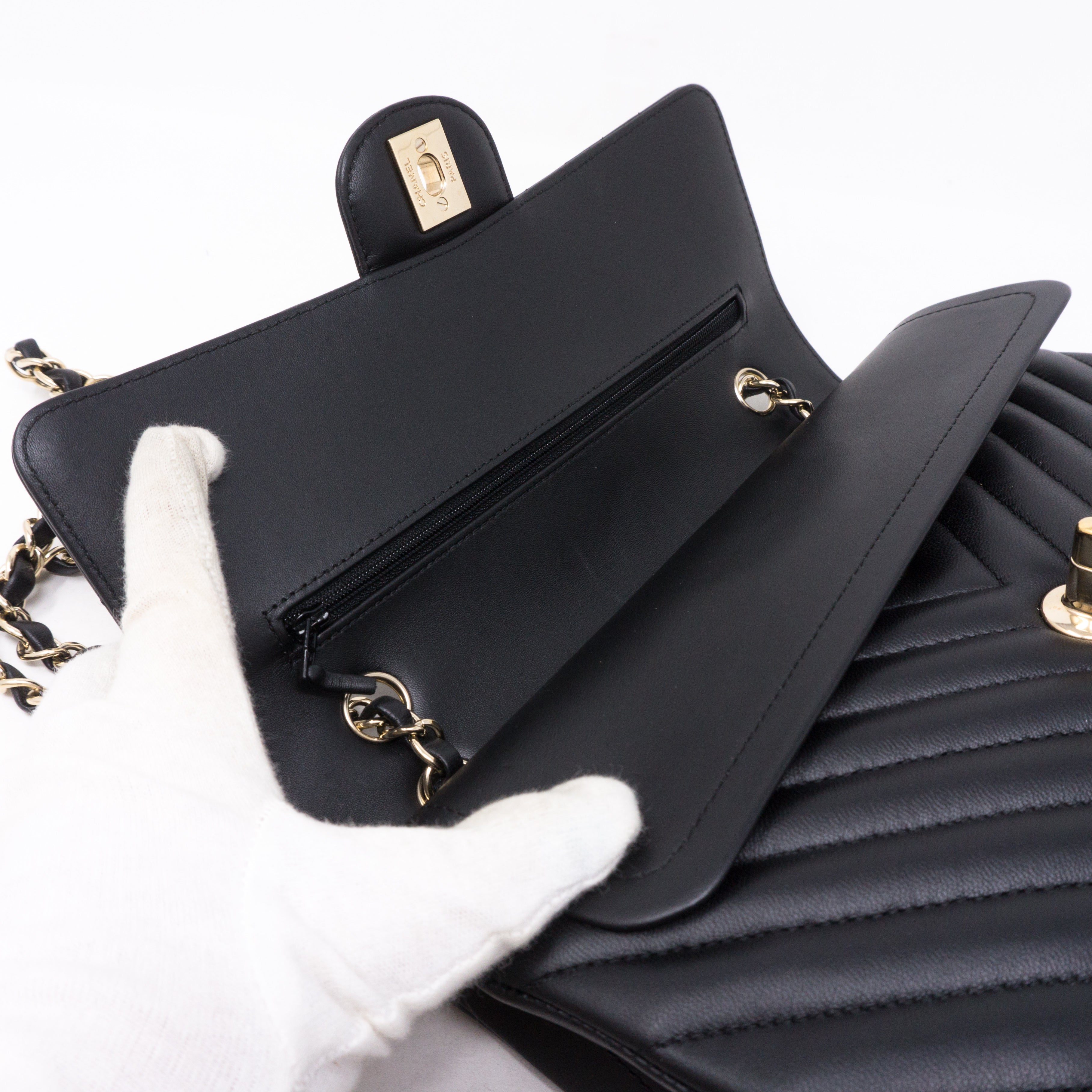 Classic Double Flap Medium Chevron Black Gold