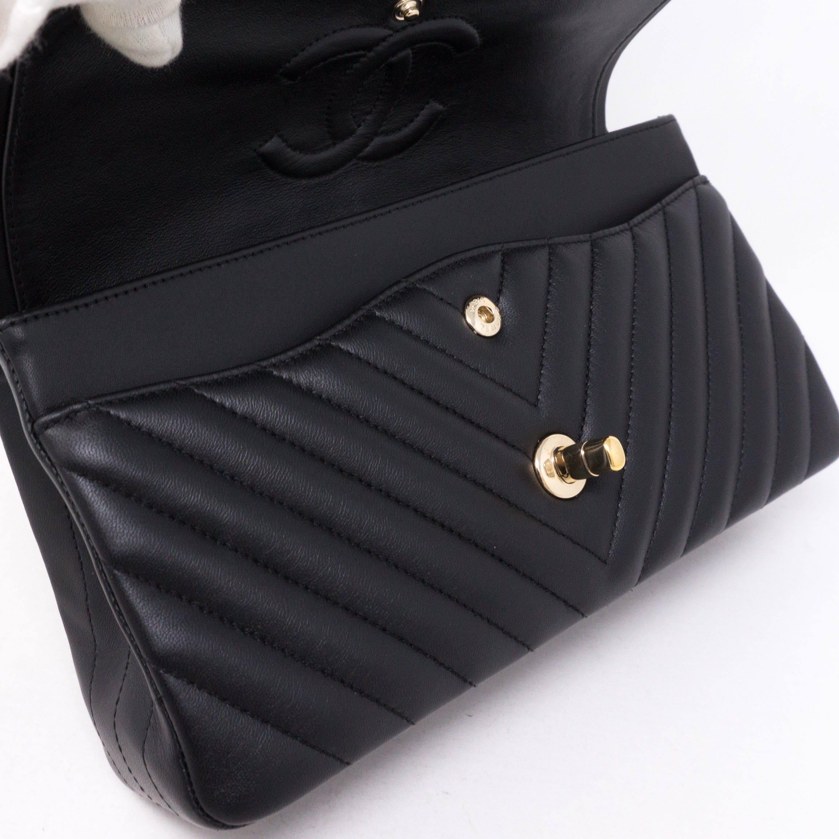 Classic Double Flap Medium Chevron Black Gold