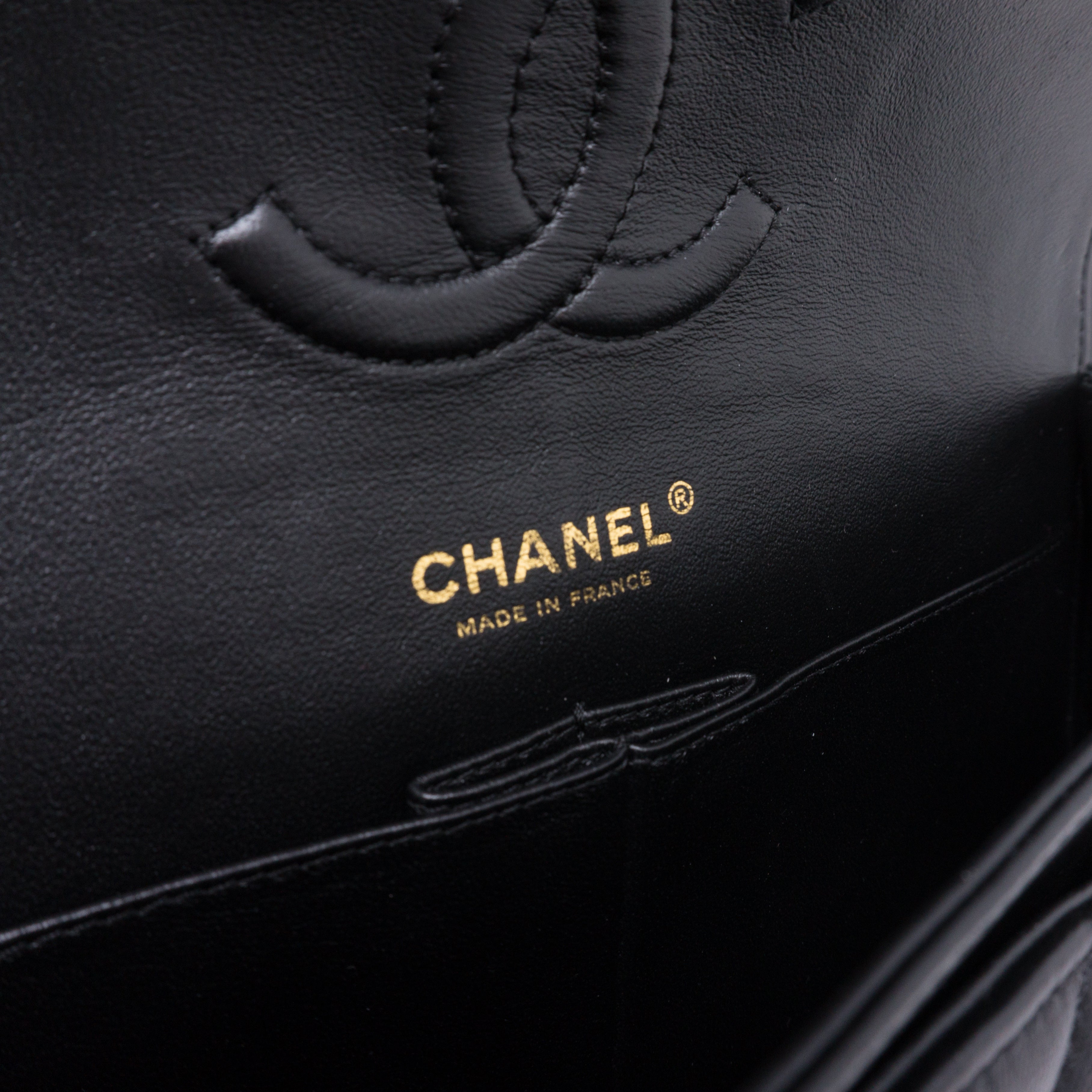 Classic Double Flap Medium Chevron Black Gold