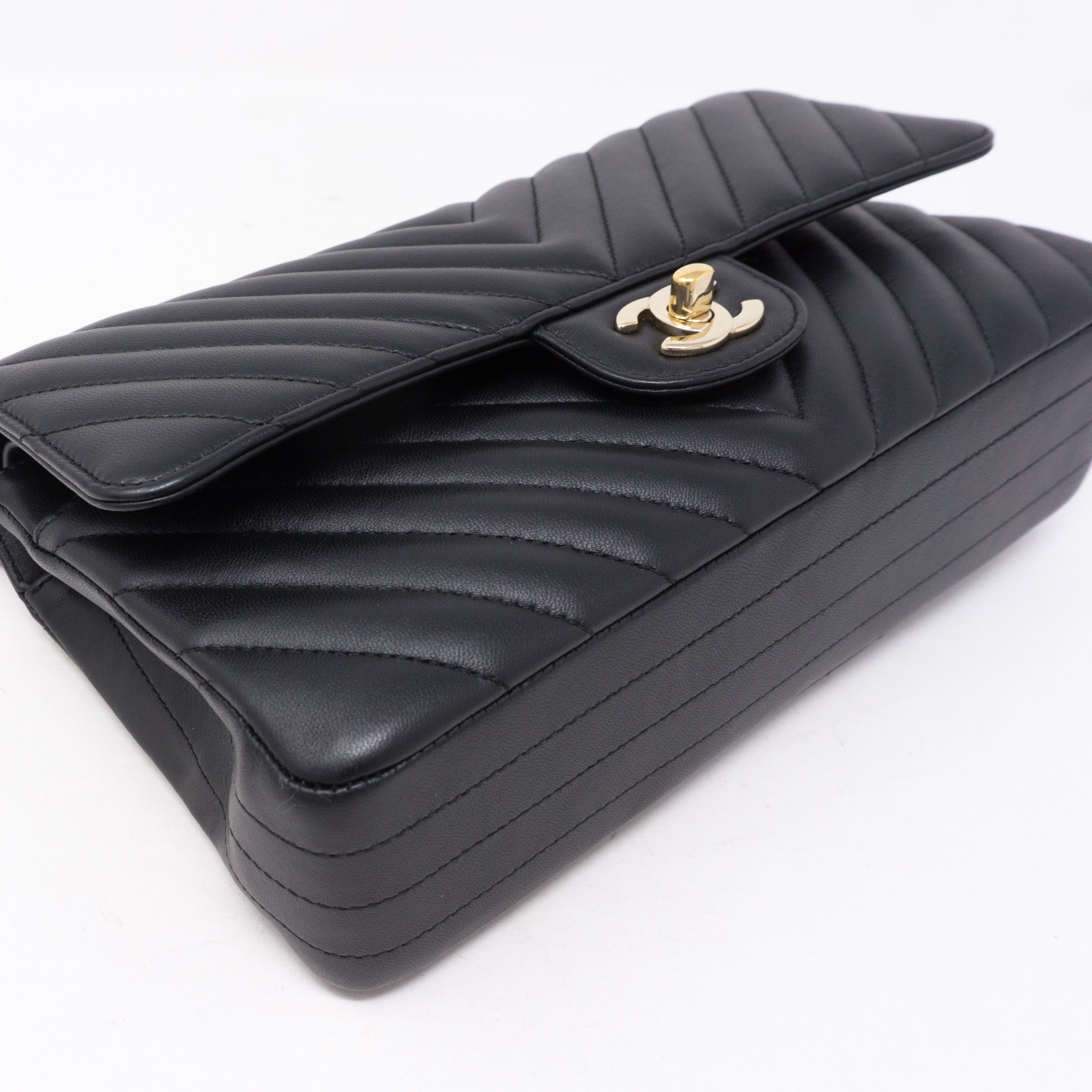 Classic Double Flap Medium Chevron Black Gold