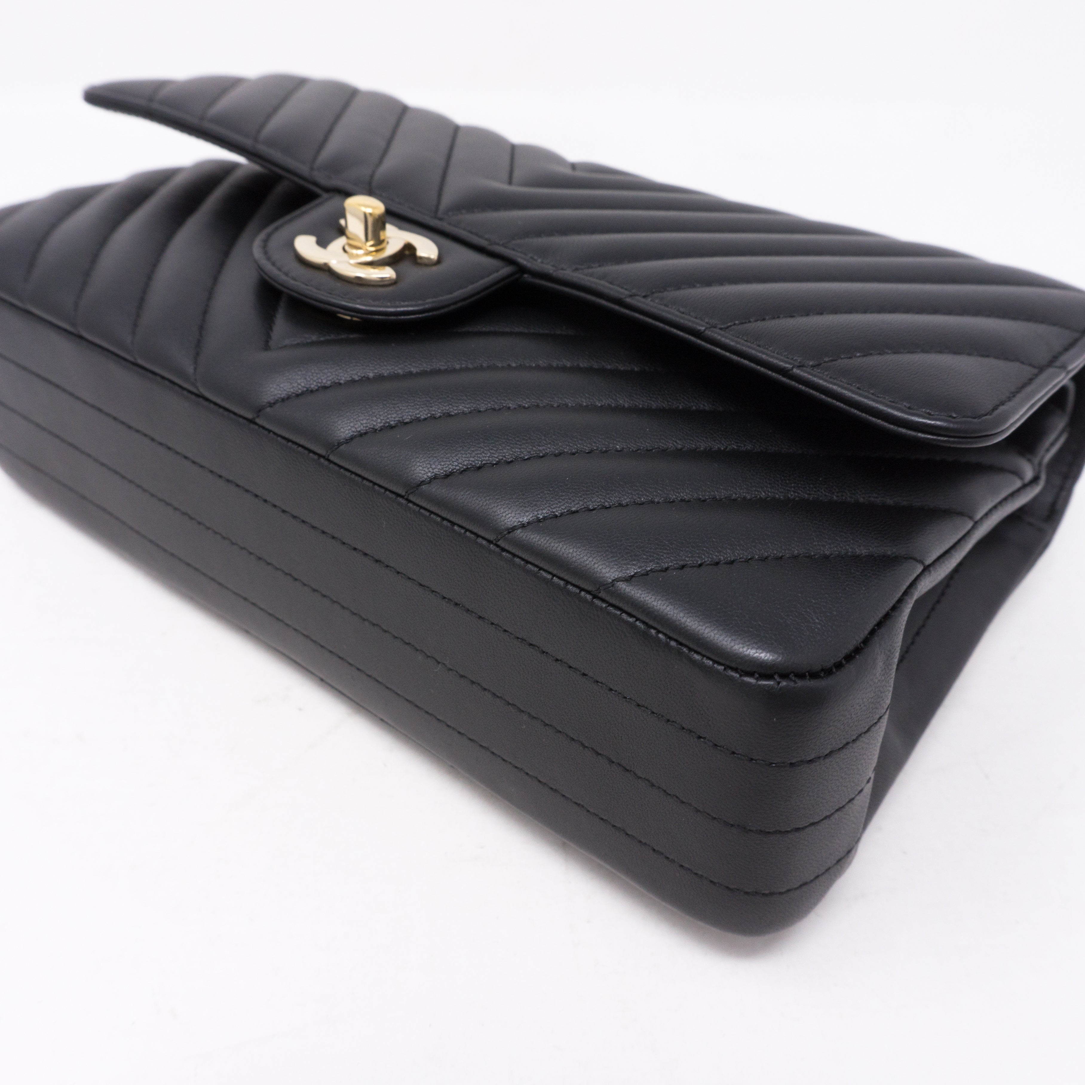 Classic Double Flap Medium Chevron Black Gold