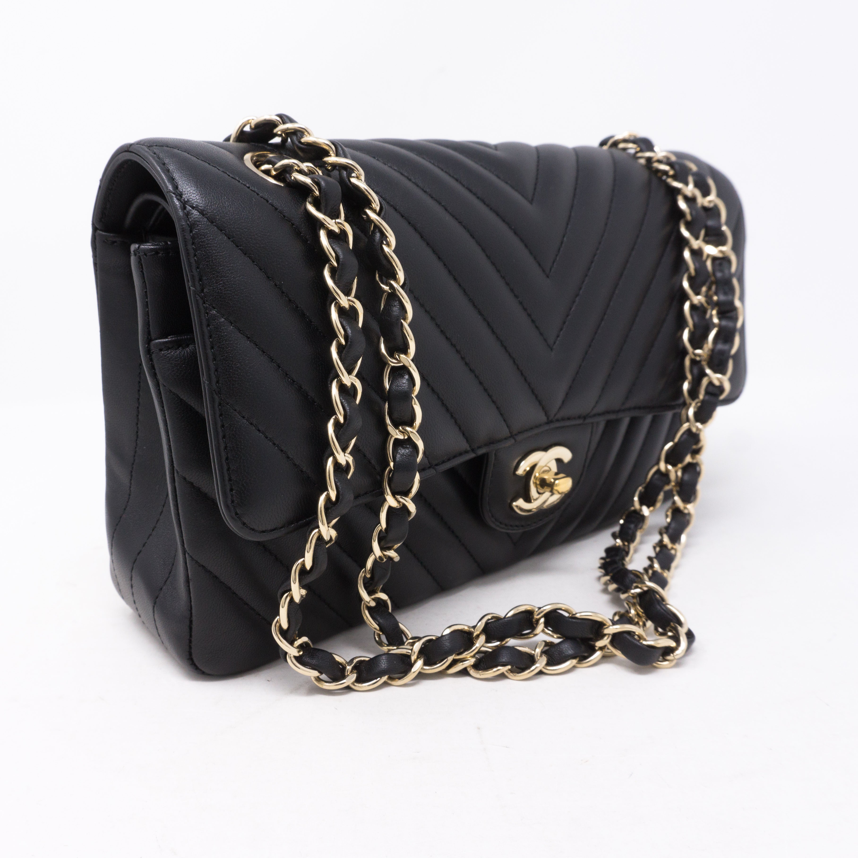 Classic Double Flap Medium Chevron Black Gold