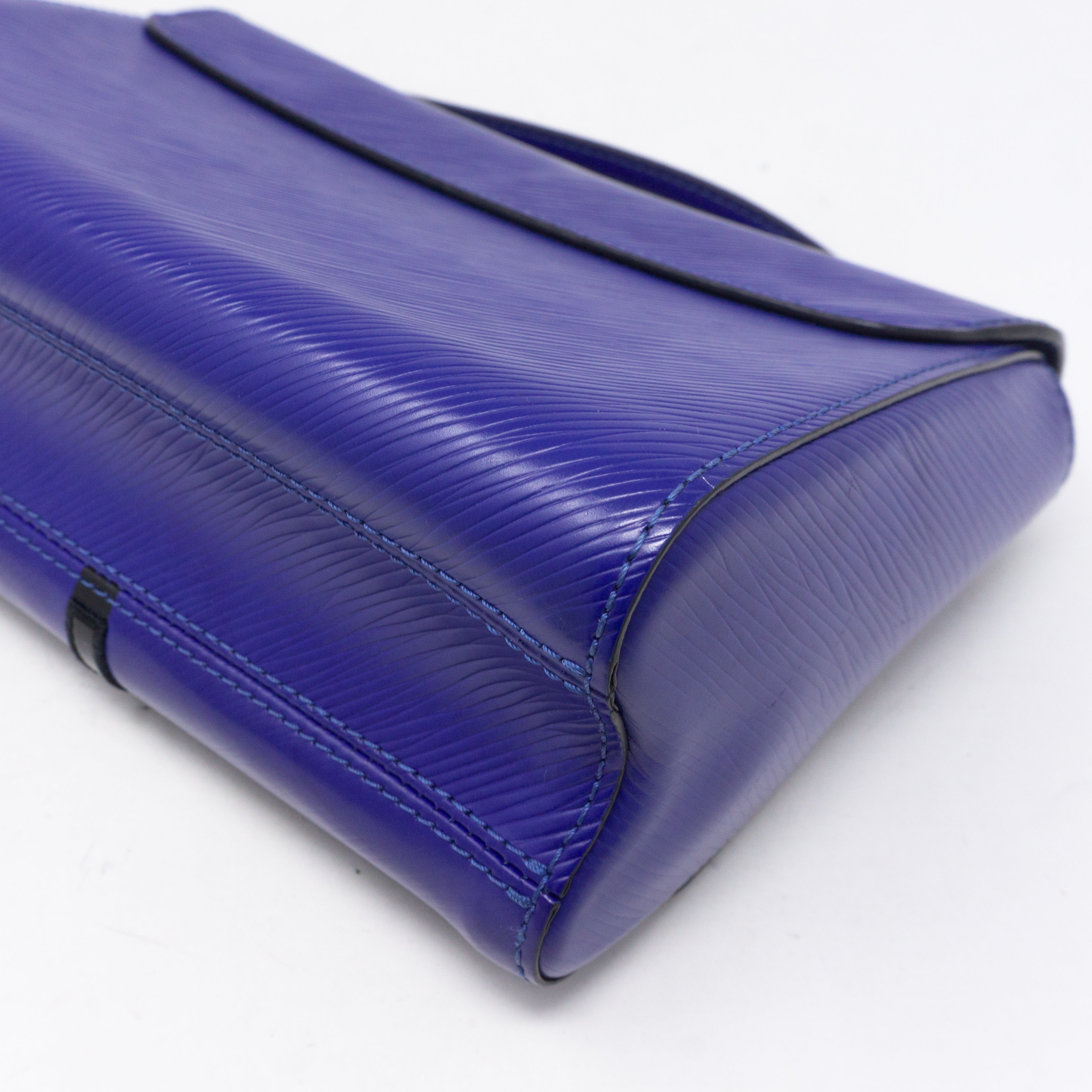 Twist MM Flamingo Blue Epi Leather