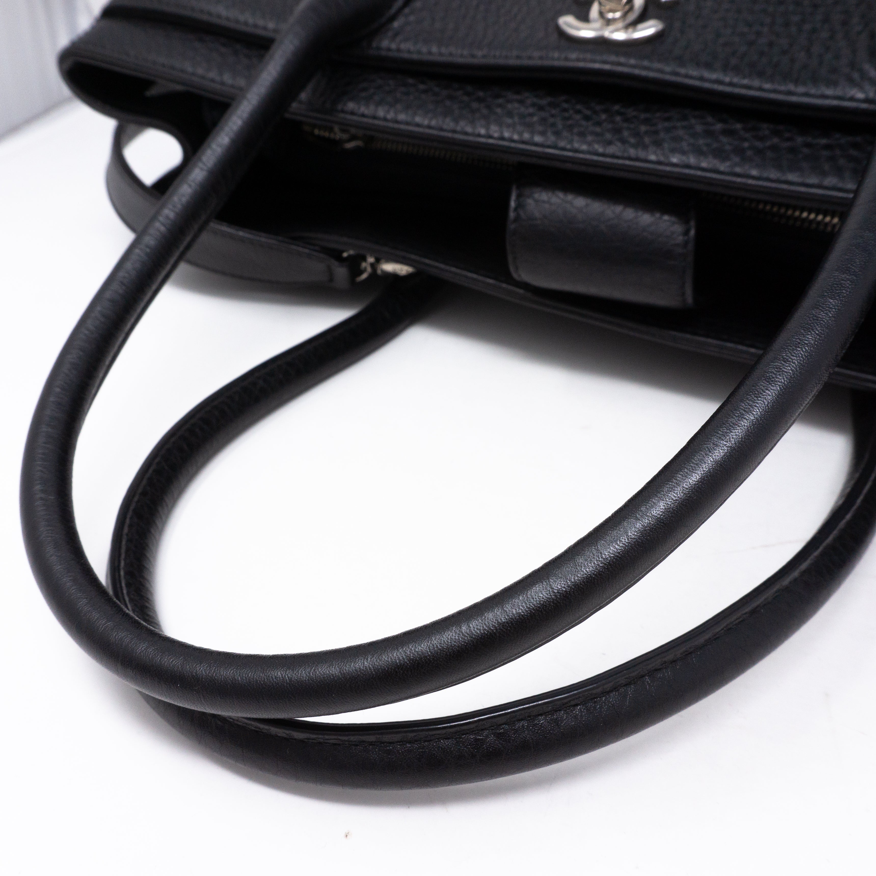 Executive Cerf Tote Black Leather Silver