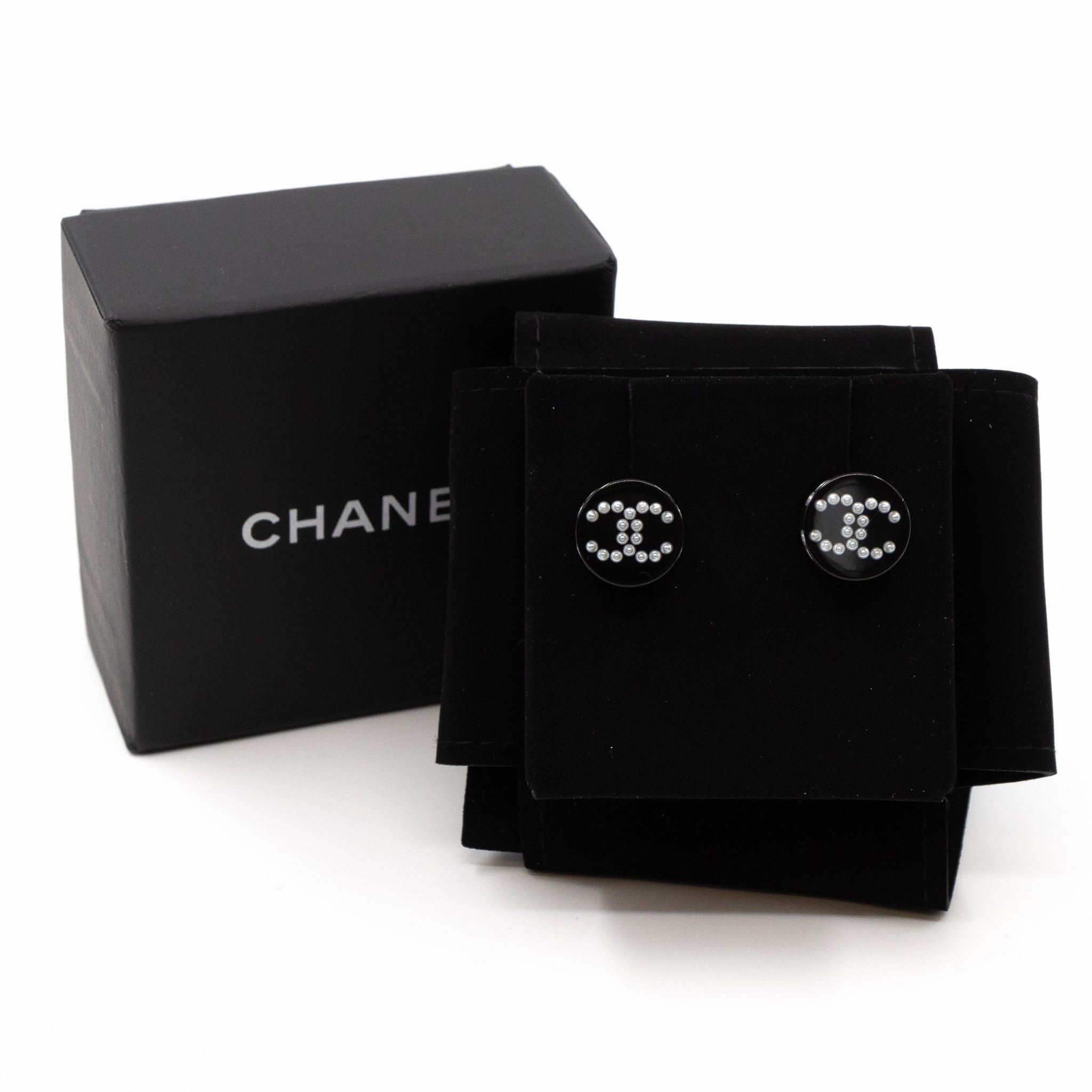 CC Round Earrings Black Pearl