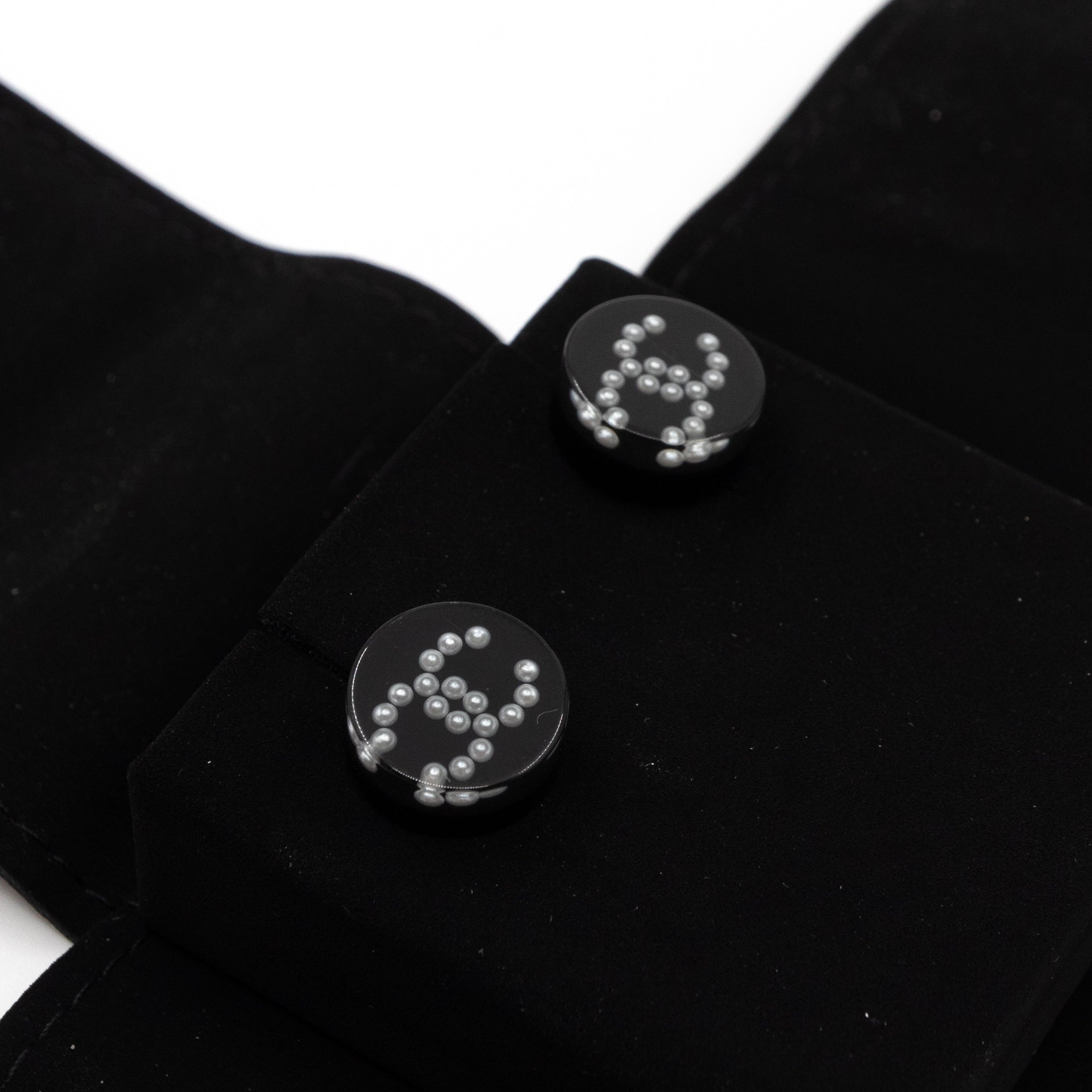CC Round Earrings Black Pearl