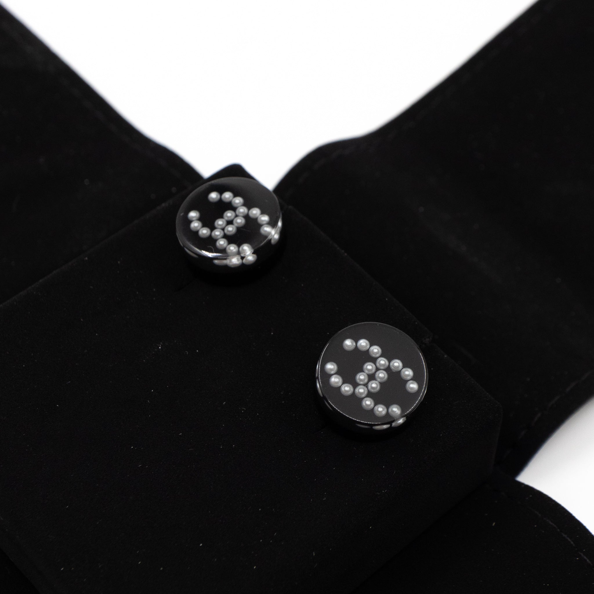 CC Round Earrings Black Pearl