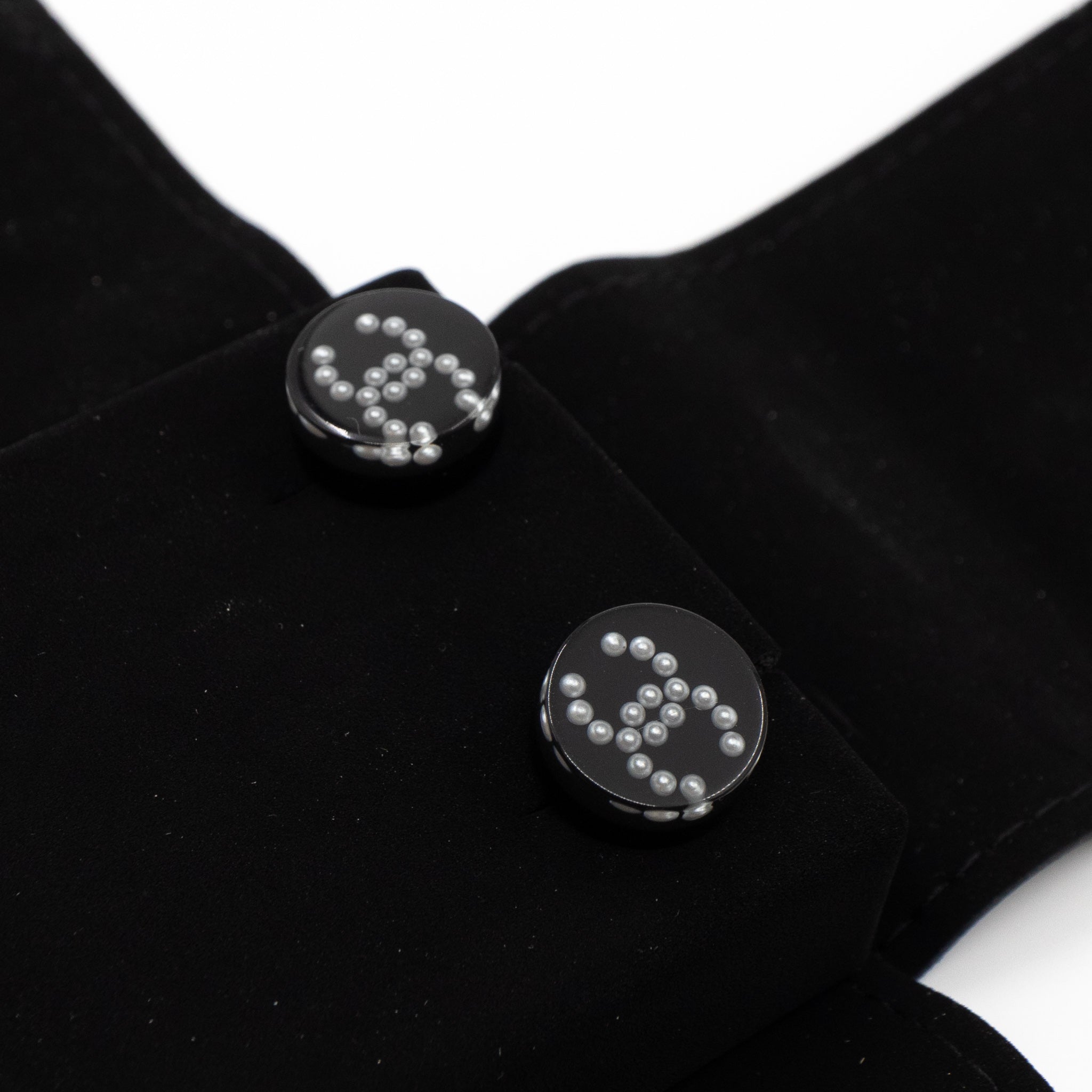 CC Round Earrings Black Pearl