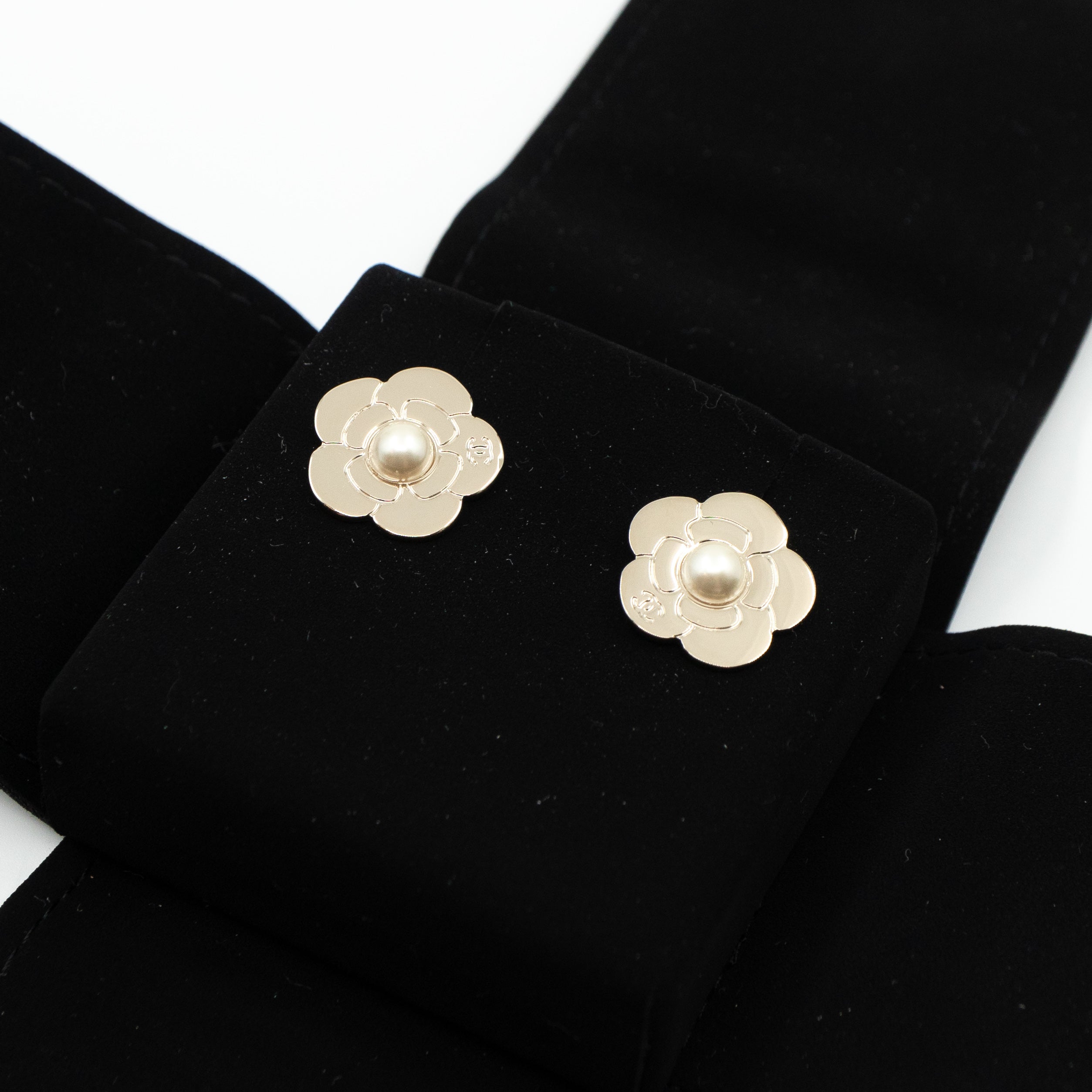 Camellia Pearl Earrings Light Gold