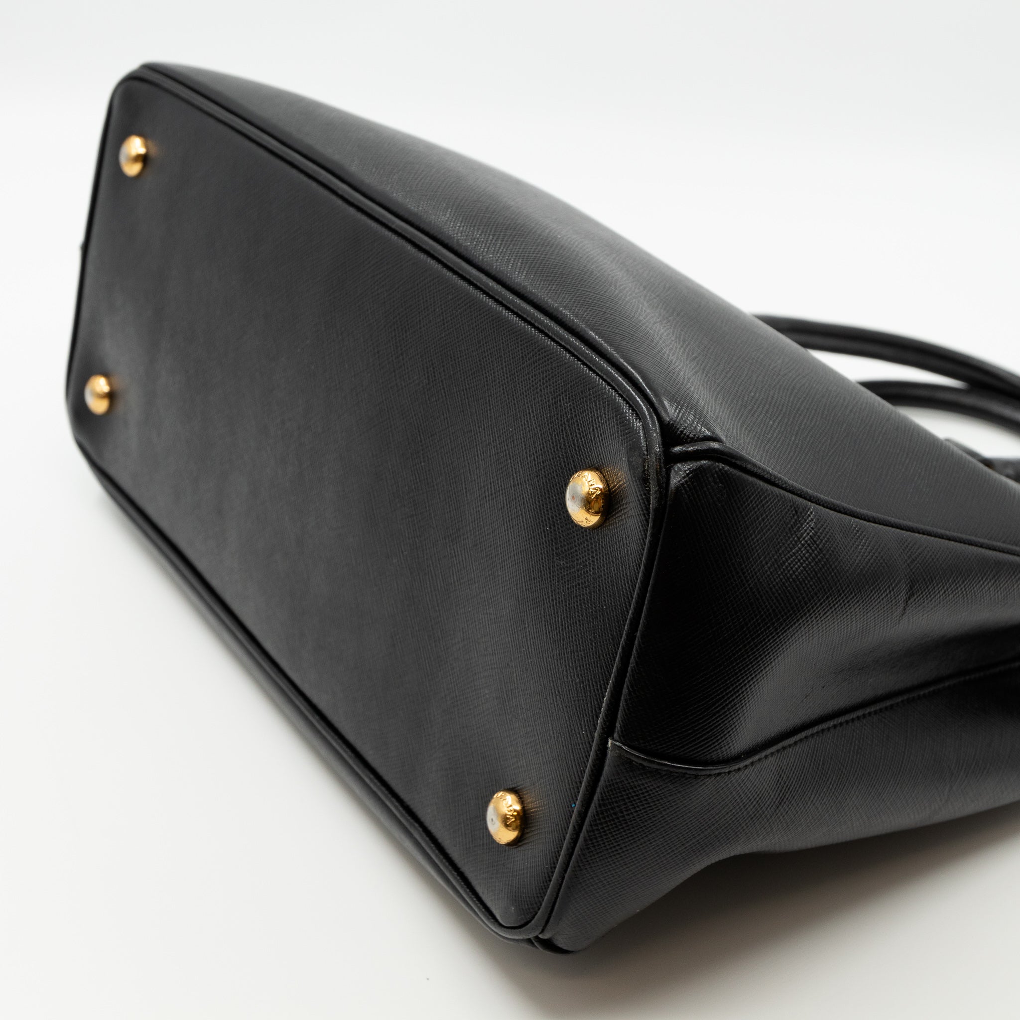 Galleria Medium Single Zip Black Saffiano
