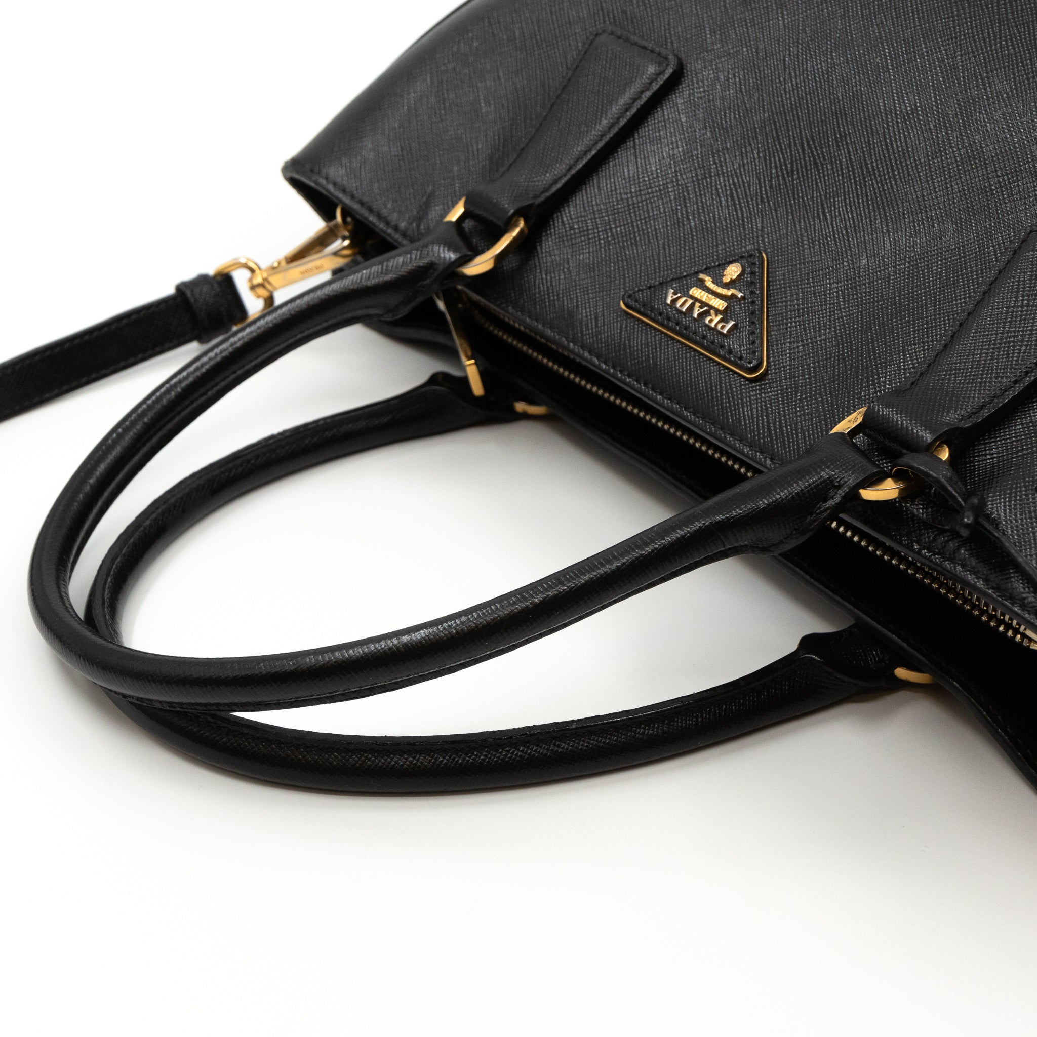 Galleria Medium Single Zip Black Saffiano
