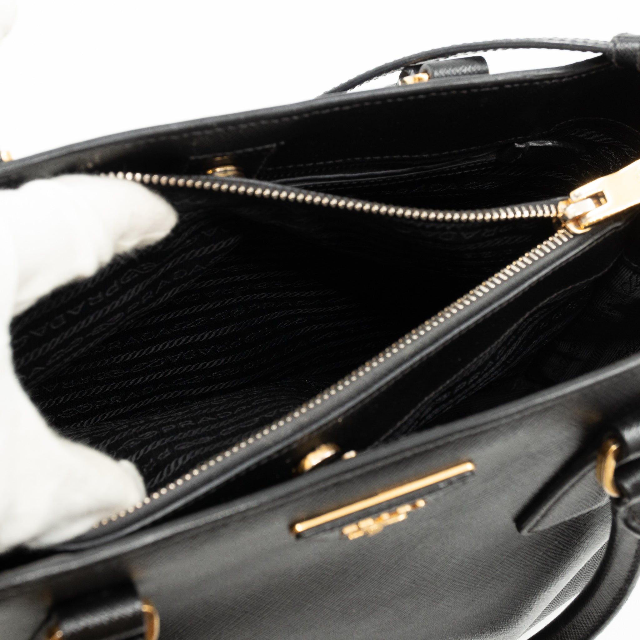Galleria Medium Single Zip Black Saffiano