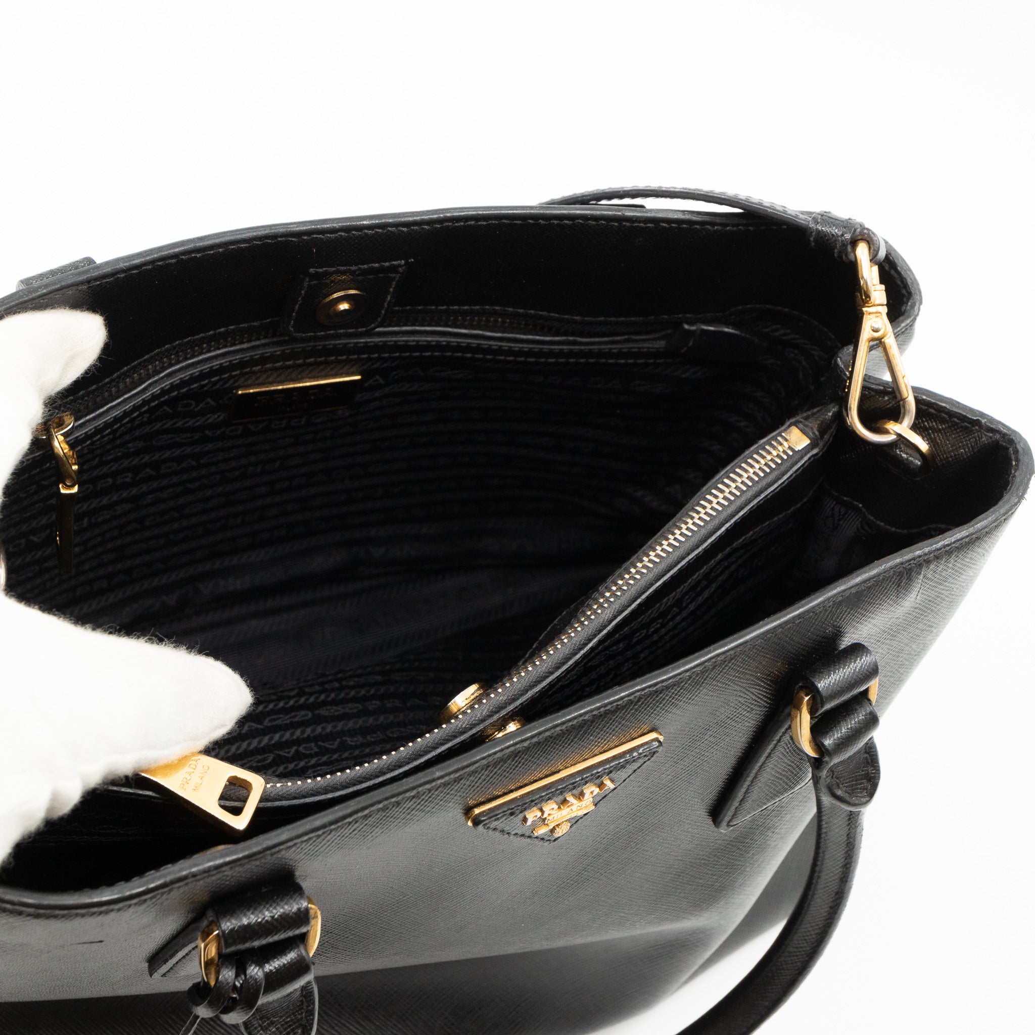 Galleria Medium Single Zip Black Saffiano