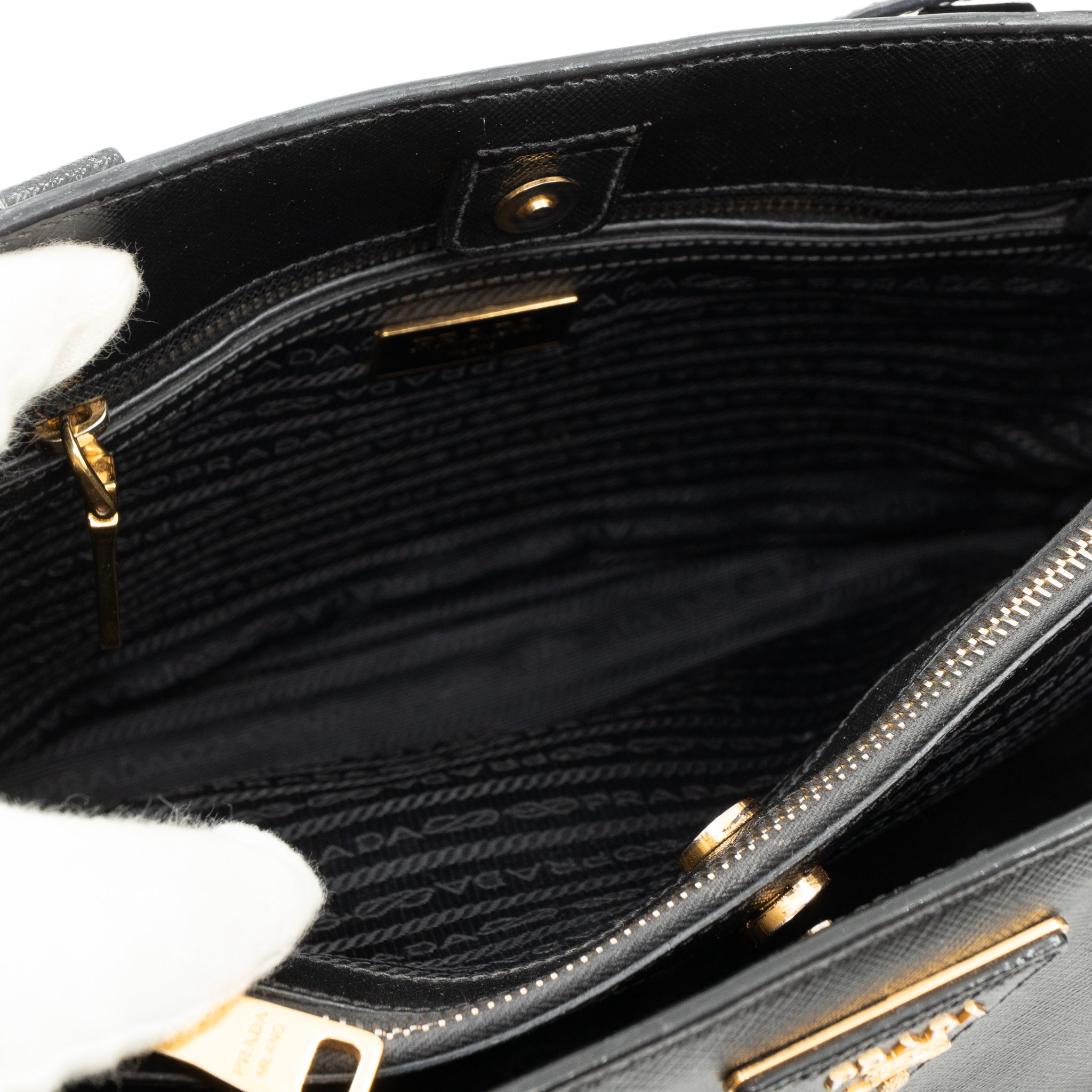Galleria Medium Single Zip Black Saffiano