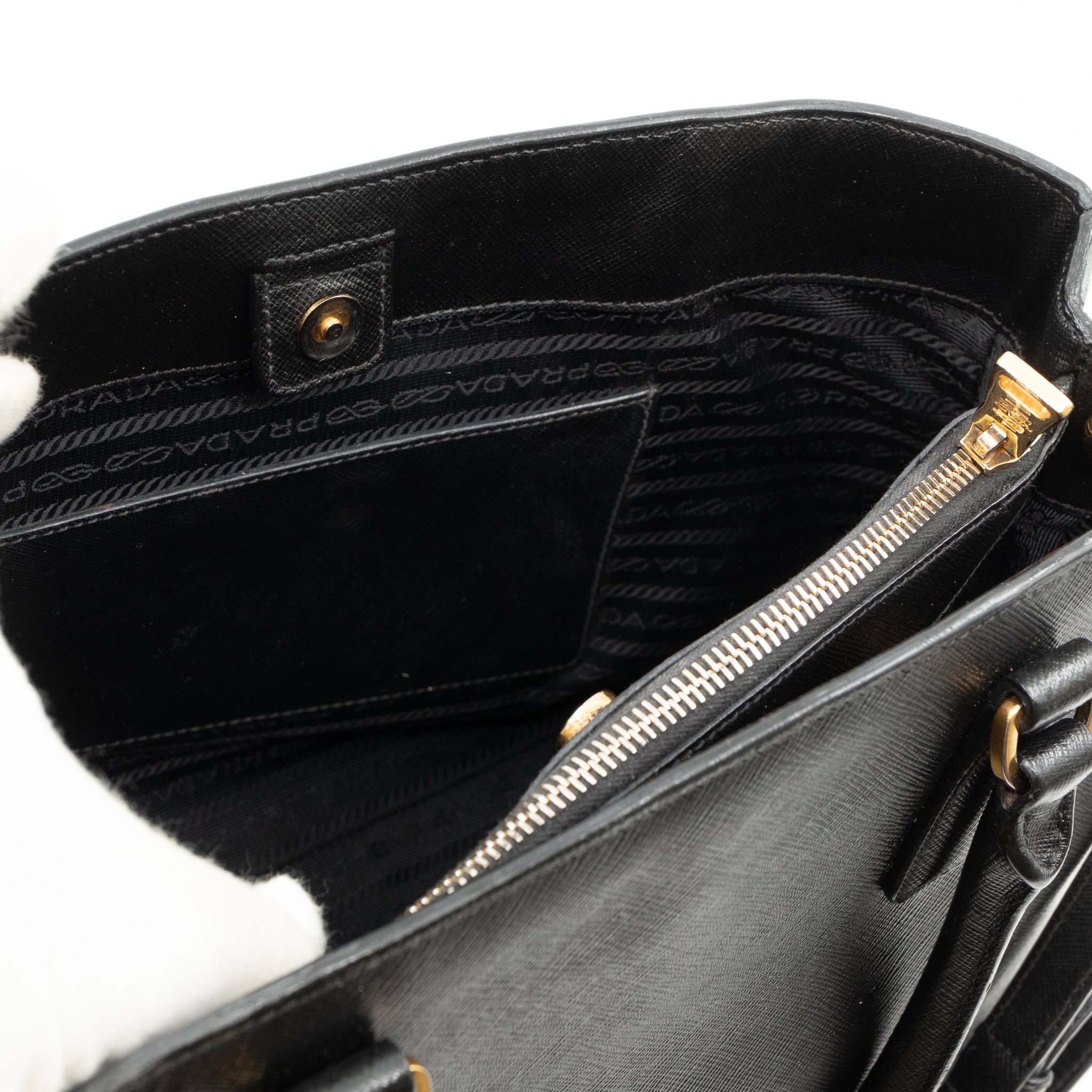 Galleria Medium Single Zip Black Saffiano