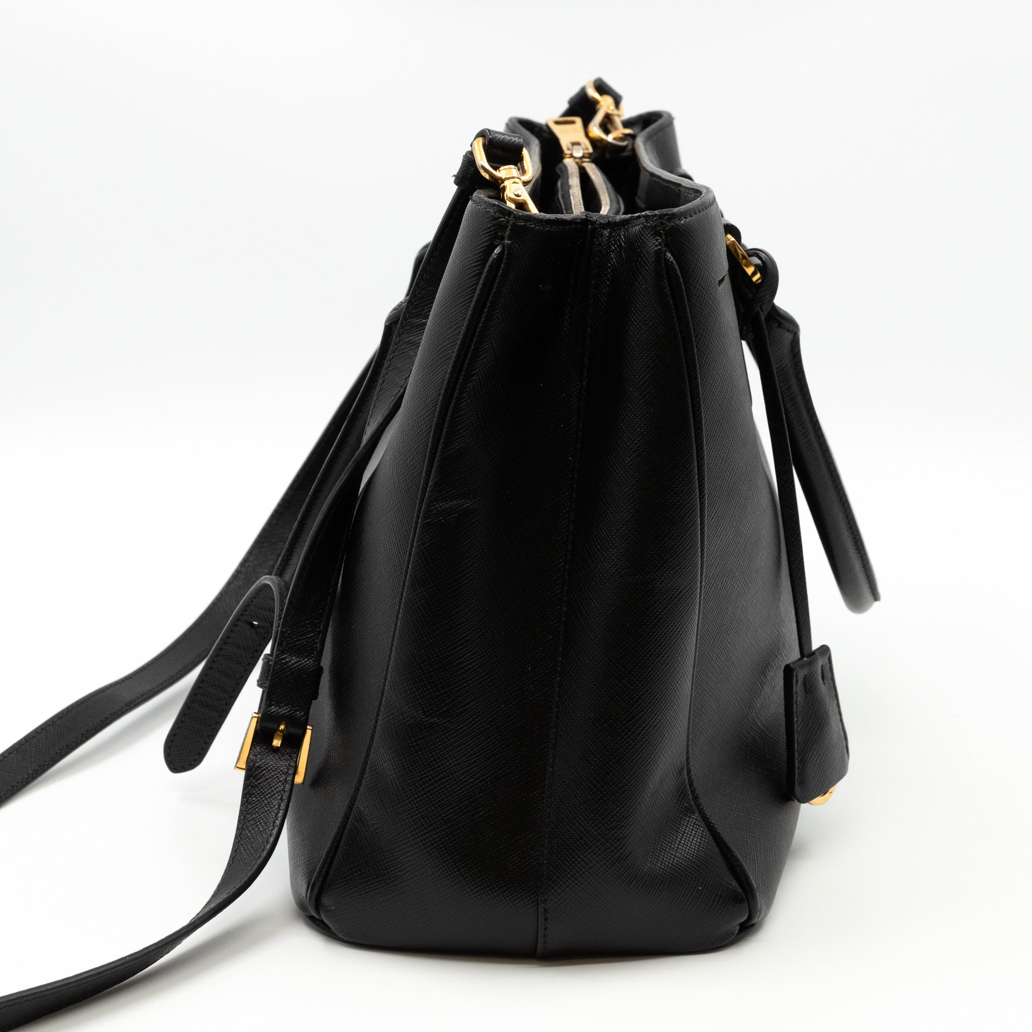 Galleria Medium Single Zip Black Saffiano