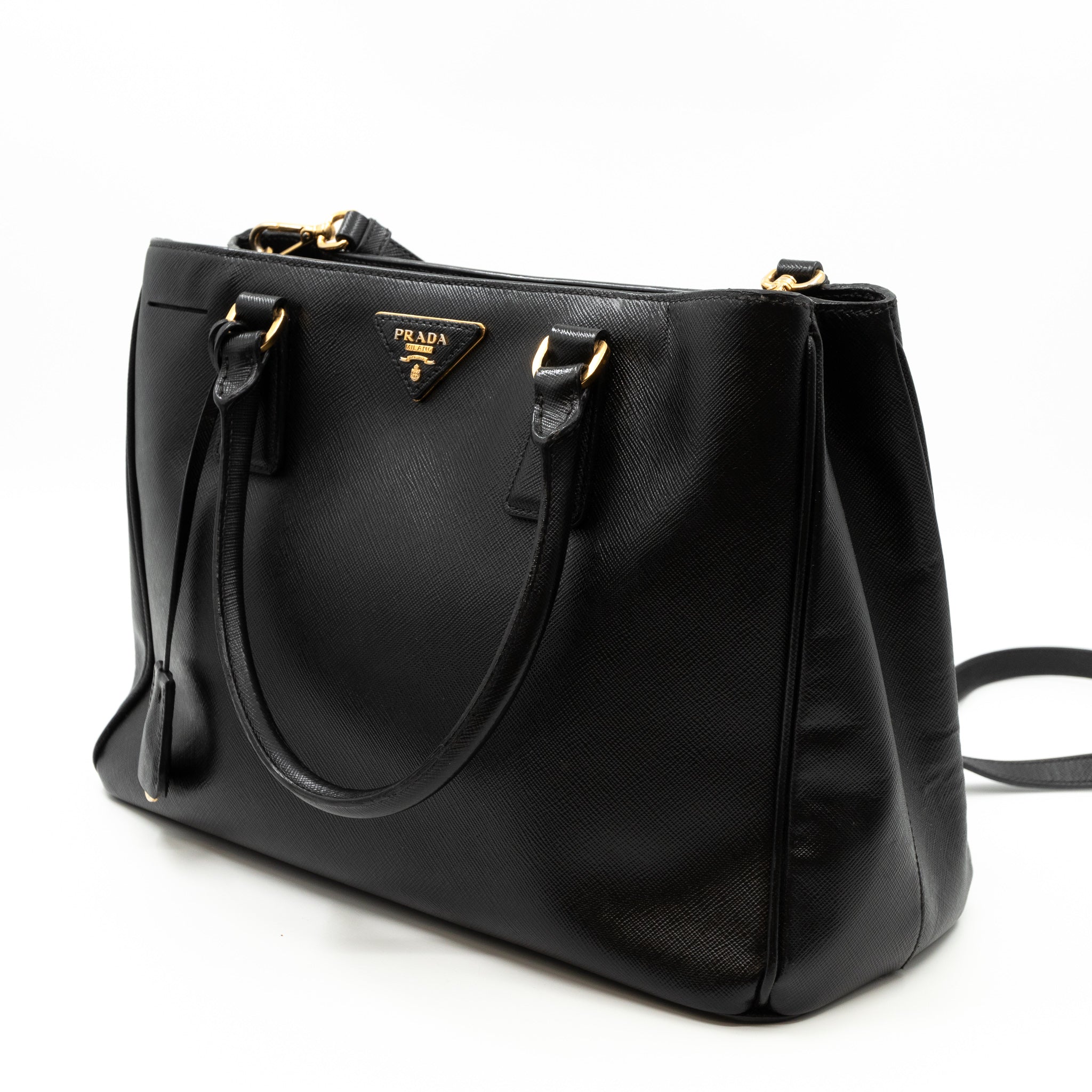 Galleria Medium Single Zip Black Saffiano