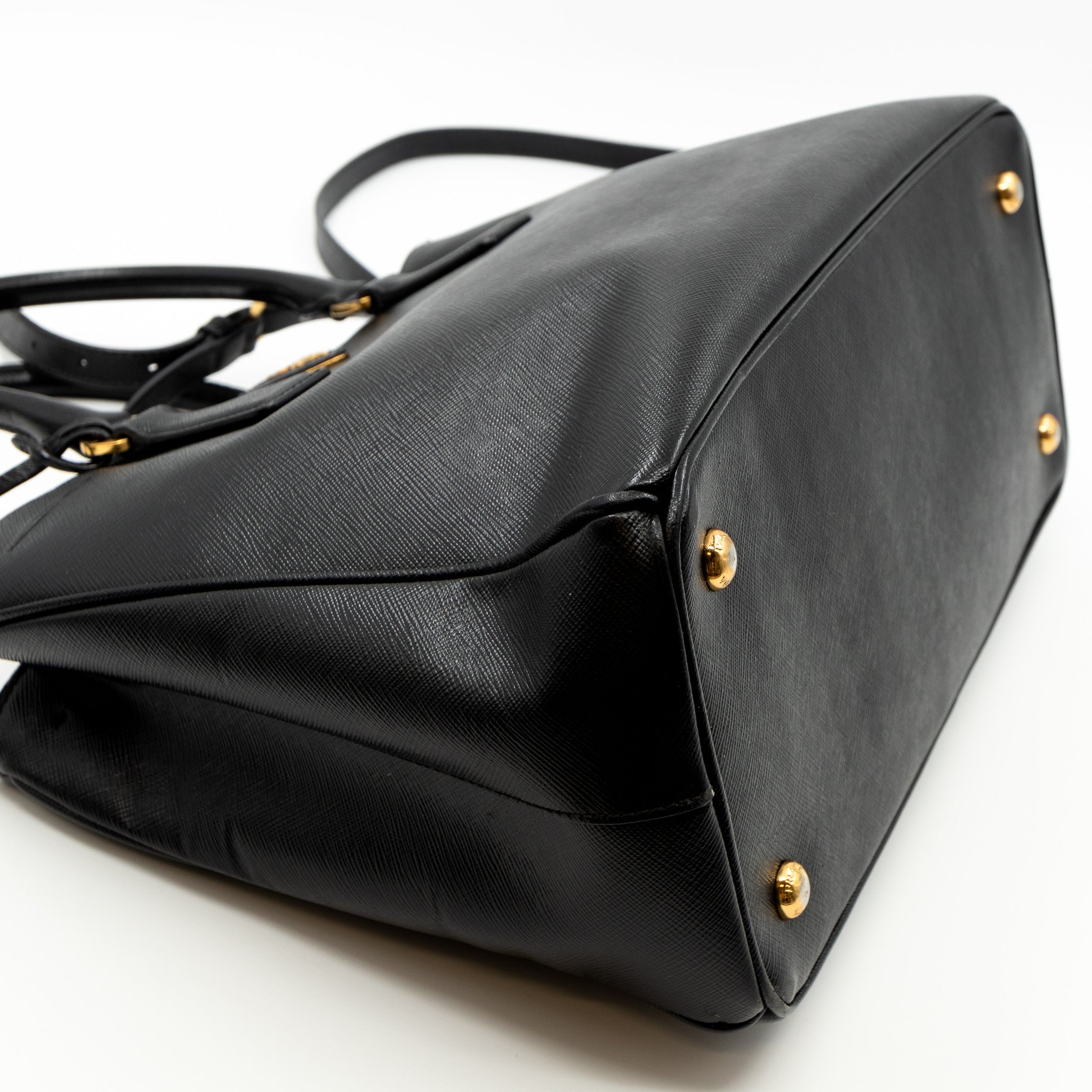 Galleria Medium Single Zip Black Saffiano