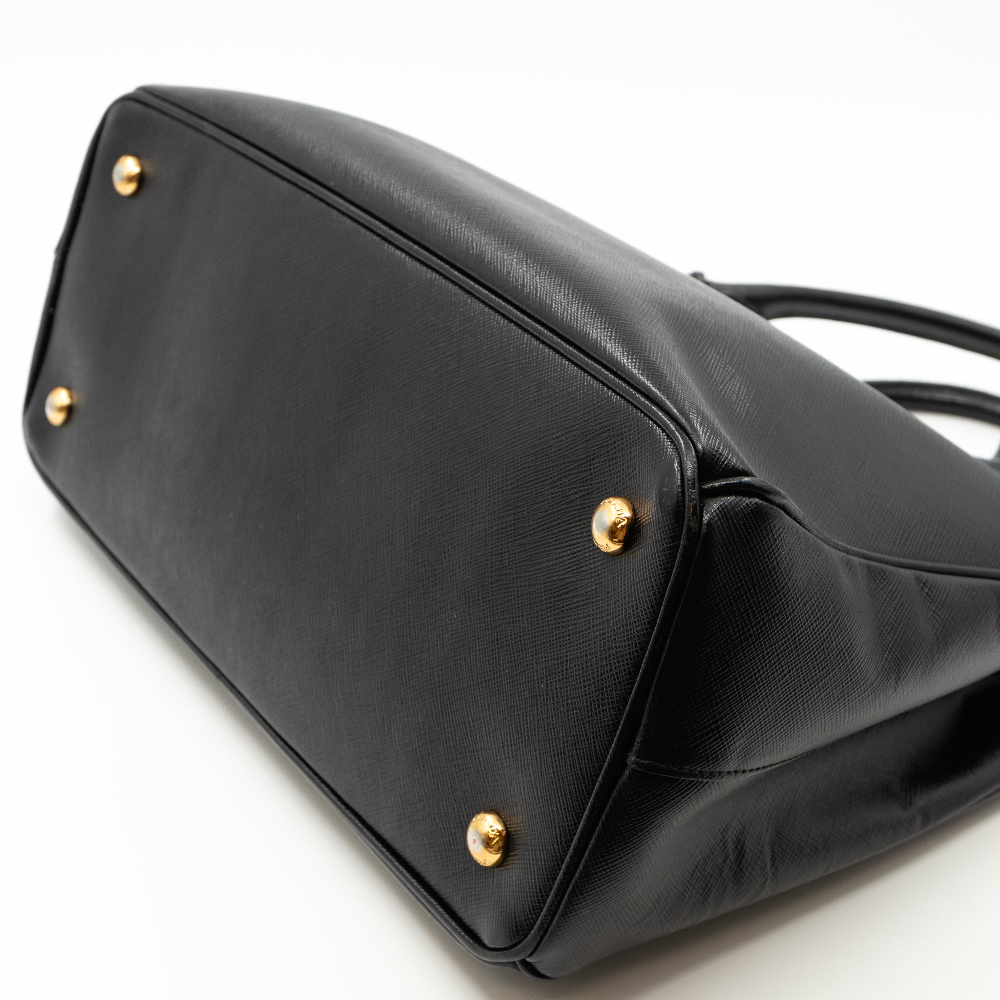 Galleria Medium Single Zip Black Saffiano