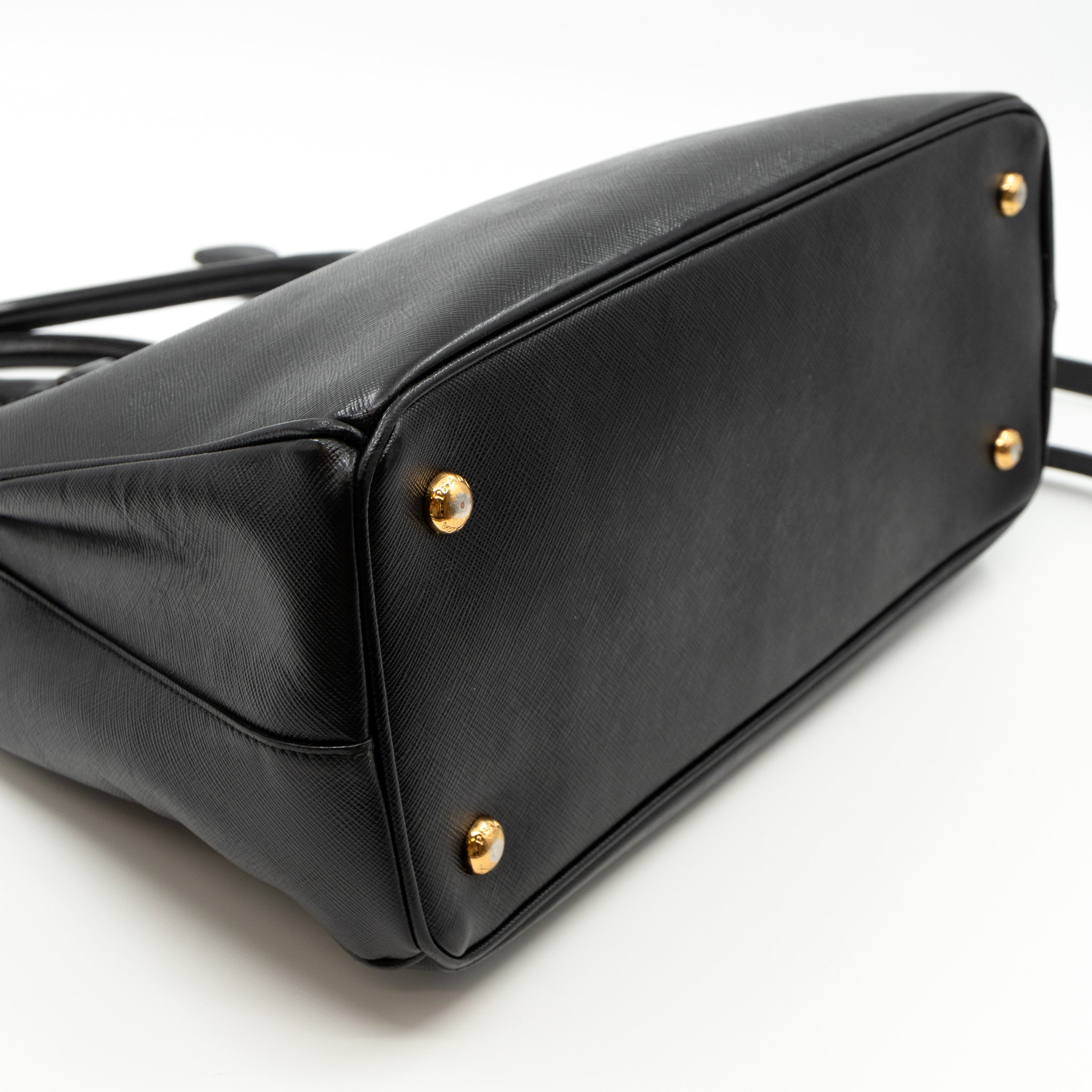 Galleria Medium Single Zip Black Saffiano