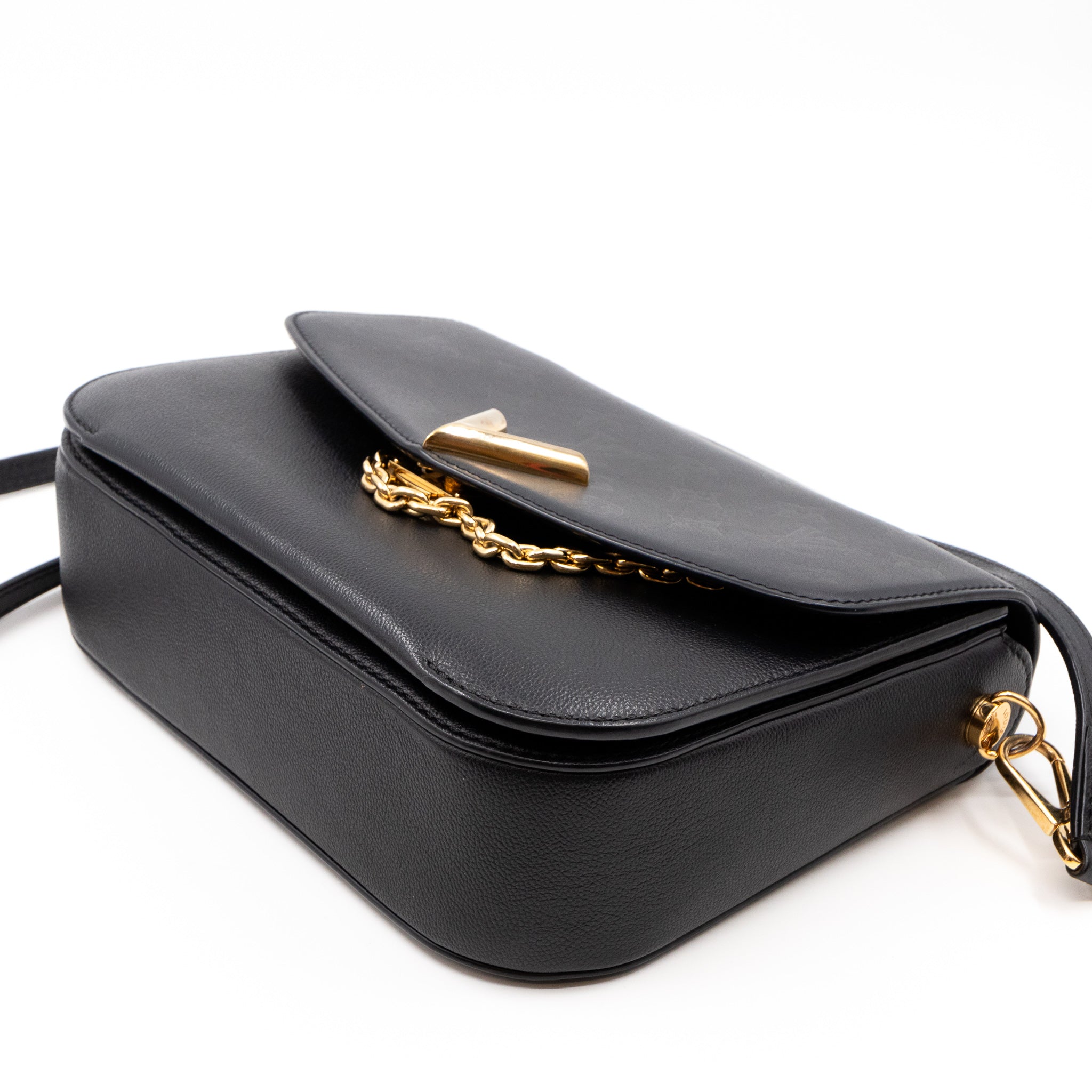 Very Messenger Monogram Leather Black