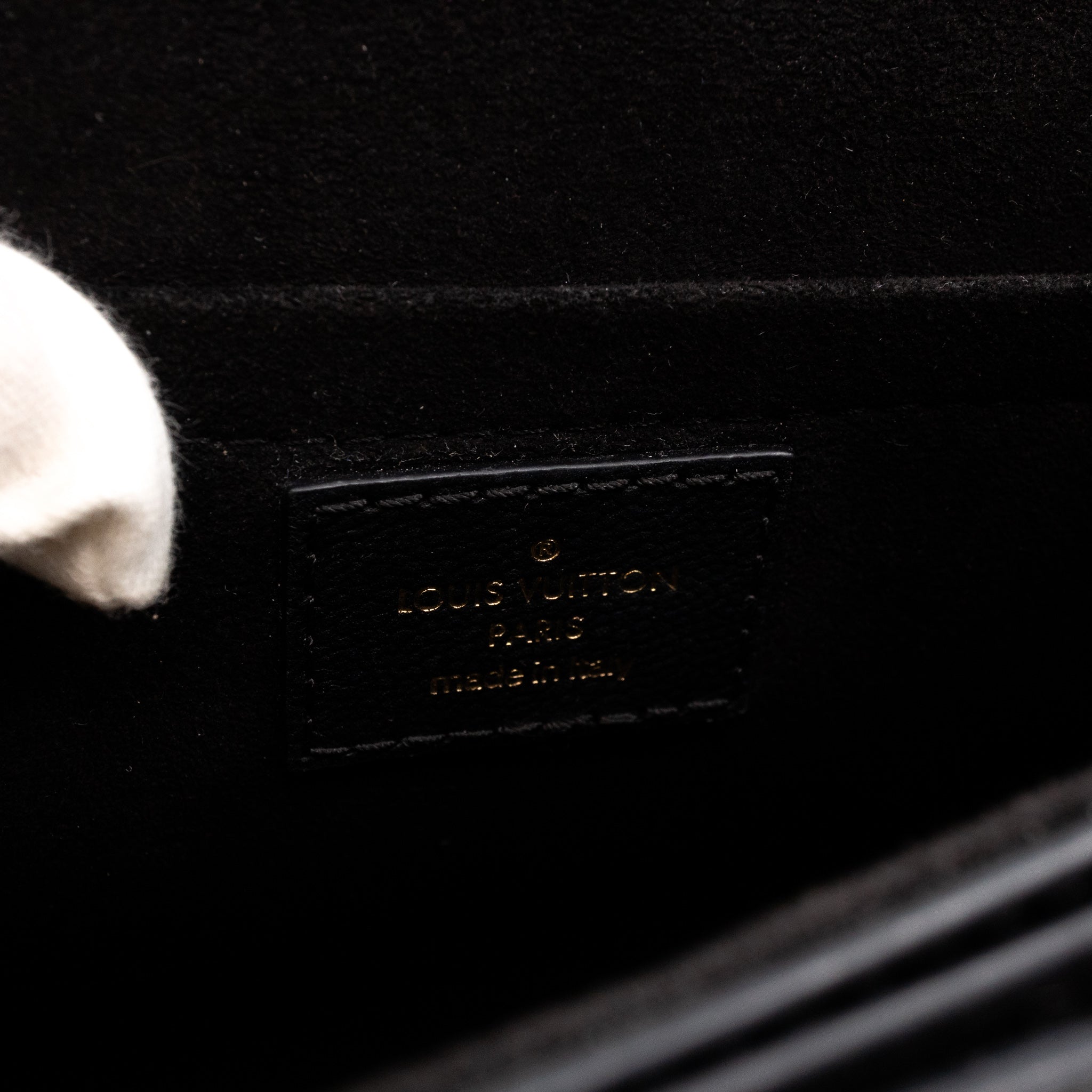 Very Messenger Monogram Leather Black