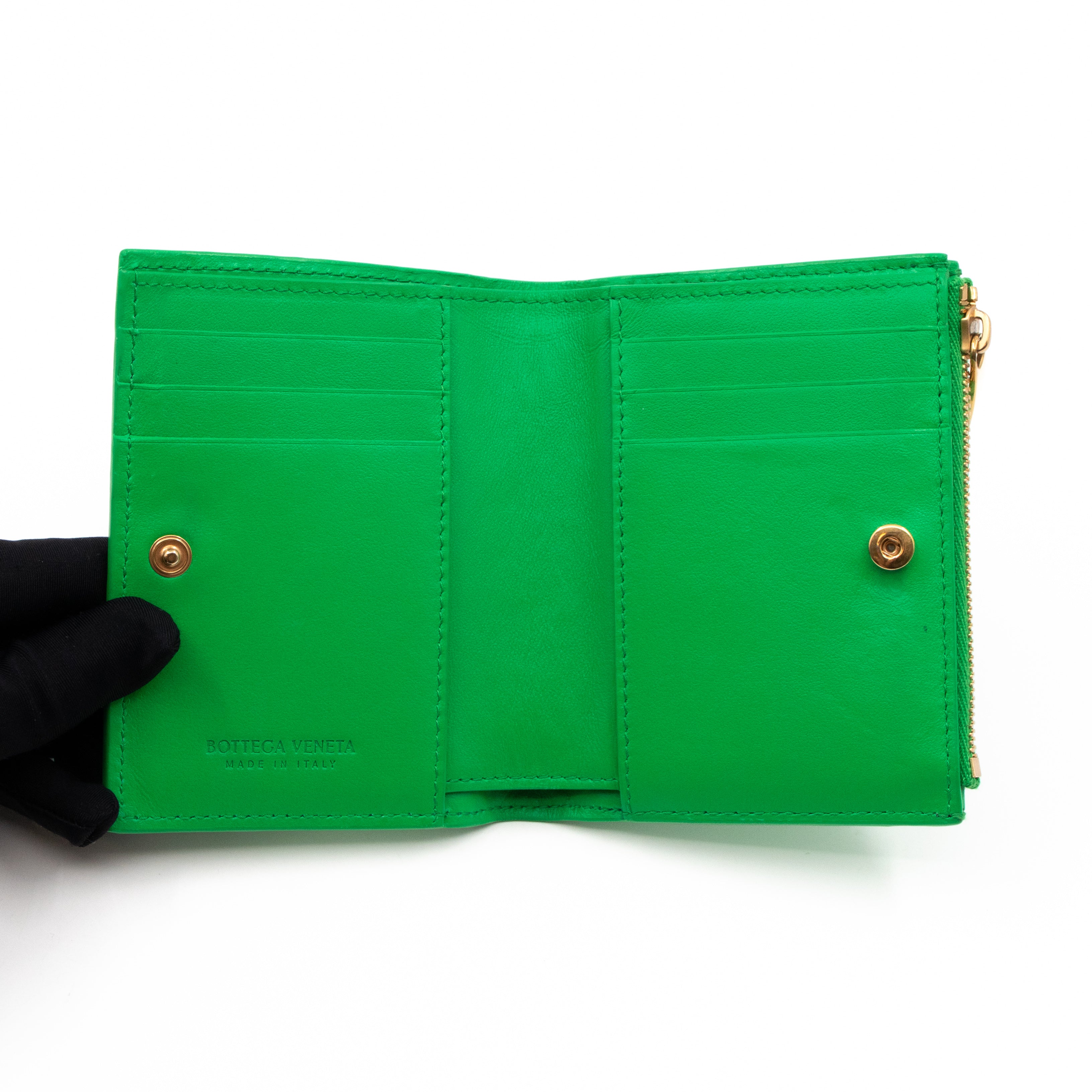 Small Bi-Fold Wallet Parakeet Green Intrecciato Leather