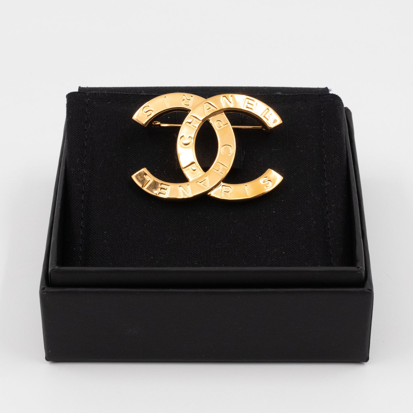 Chanel – CC Brooch Letters Gold – Queen Station
