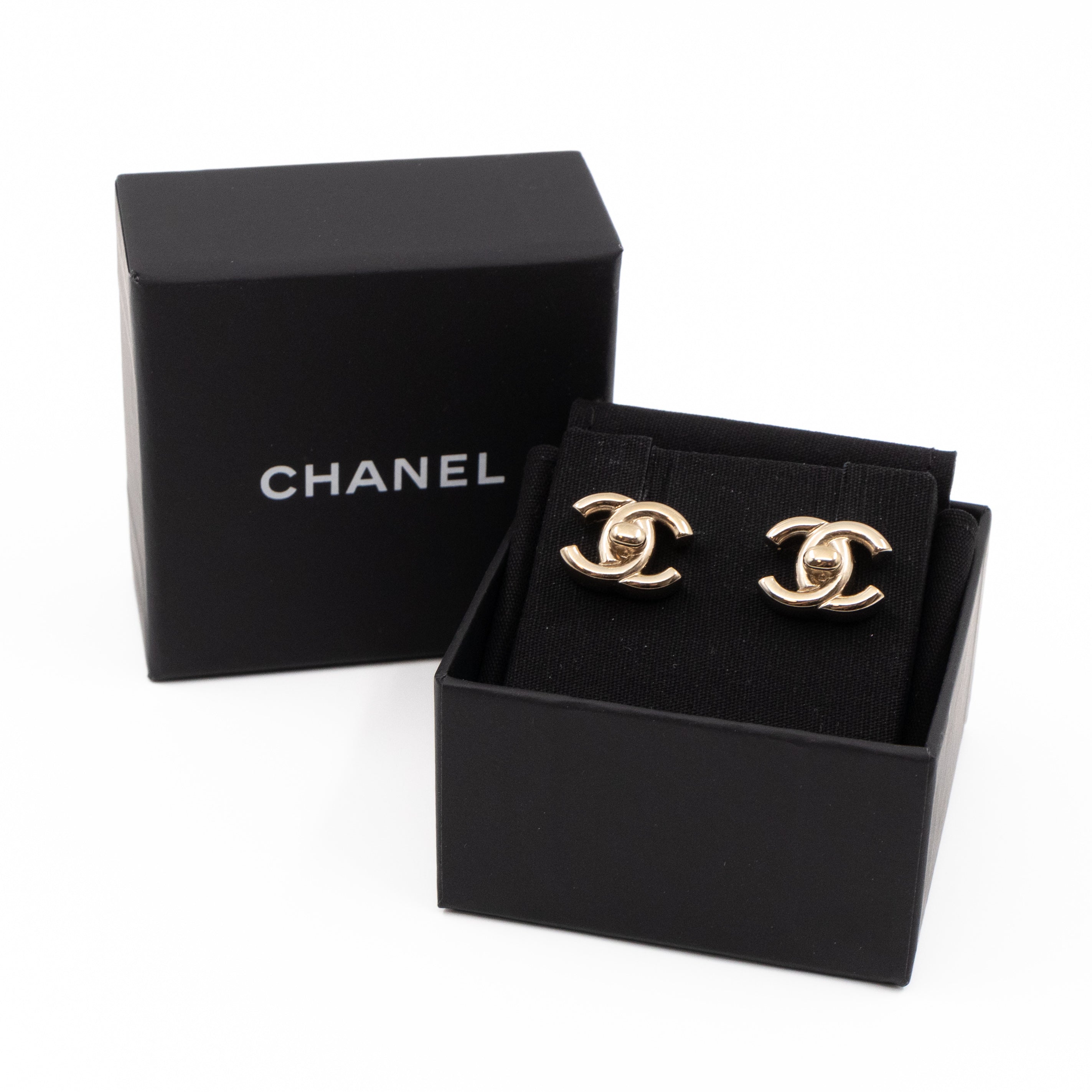 CC Turn-Lock Earrings Light Gold