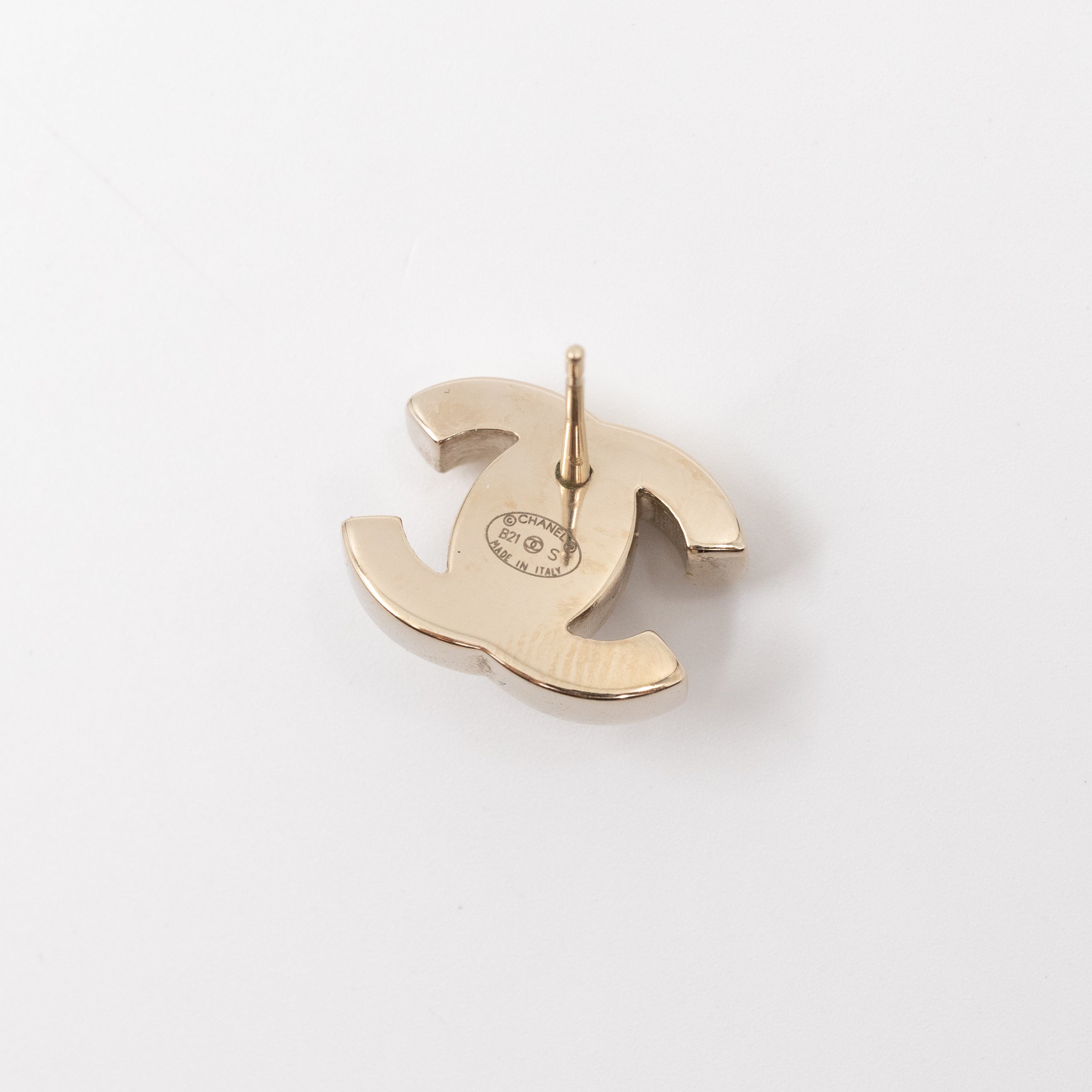 CC Turn-Lock Earrings Light Gold