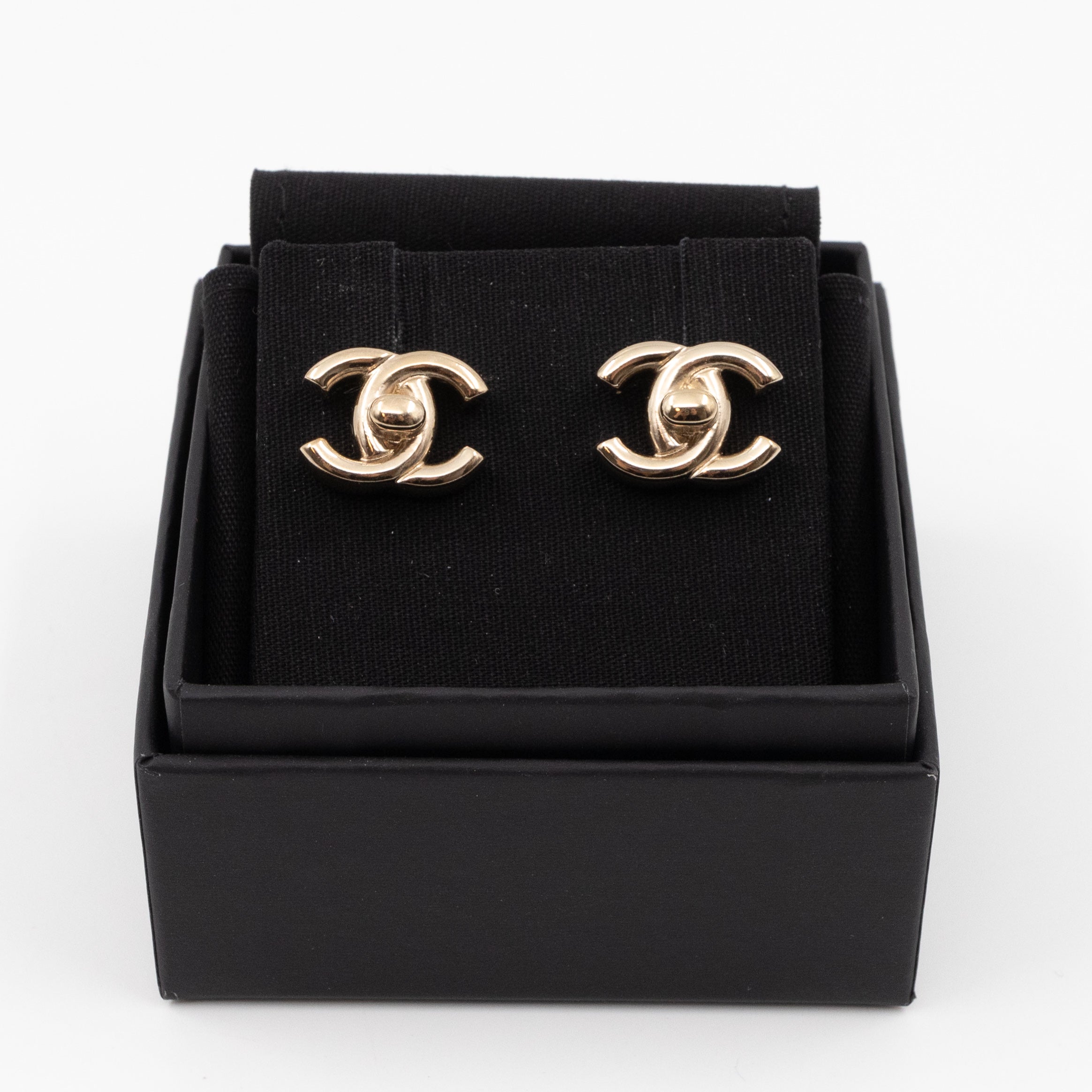 CC Turn-Lock Earrings Light Gold