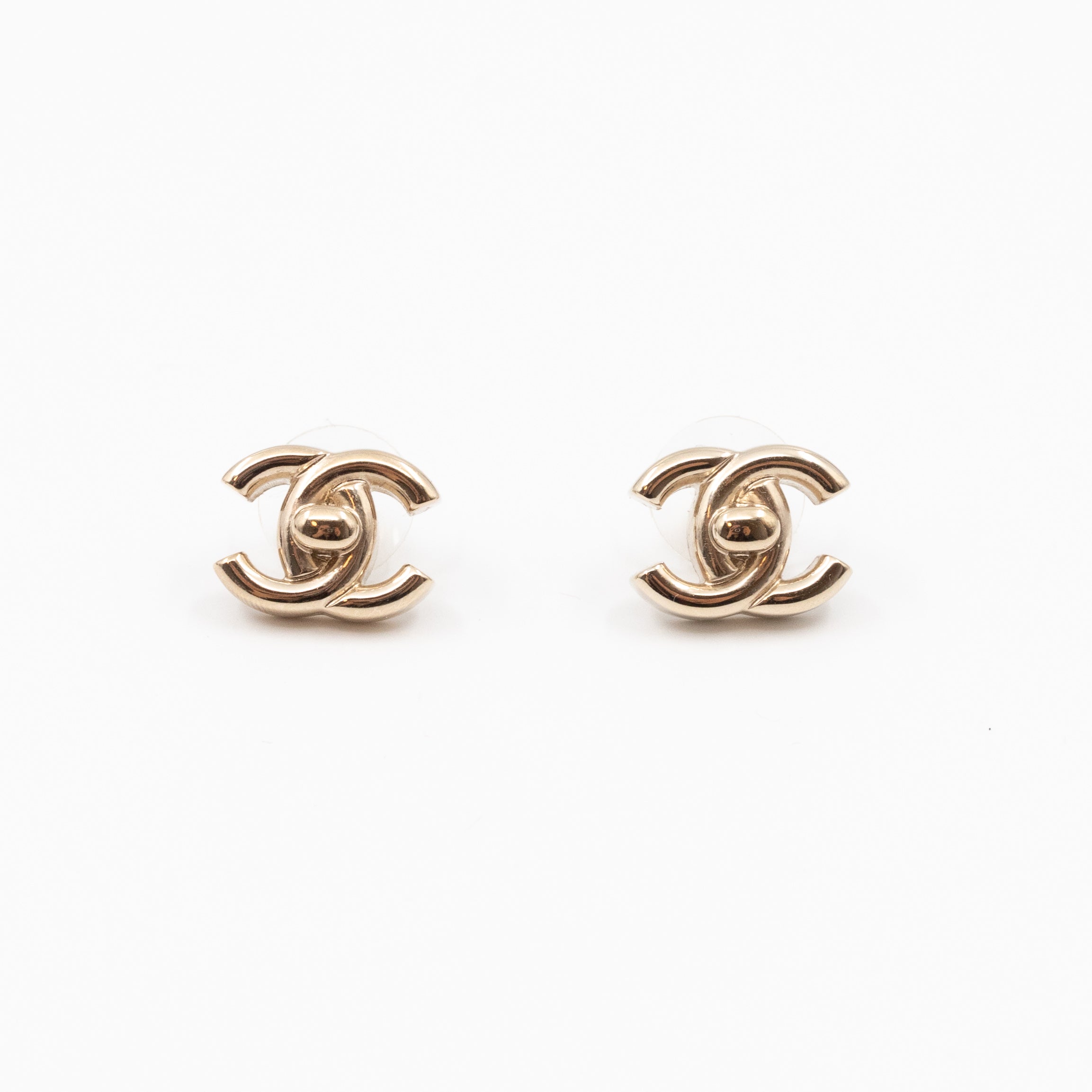 CC Turn-Lock Earrings Light Gold