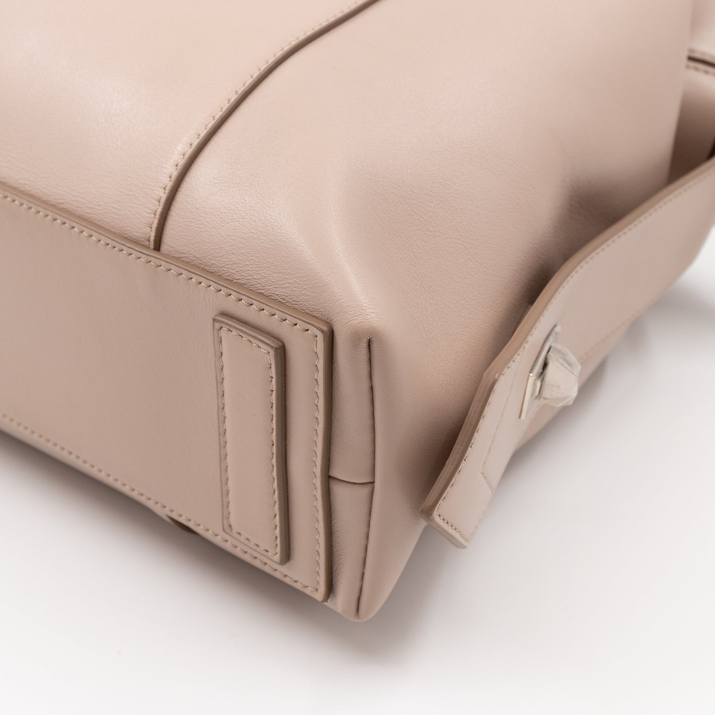 Antigona Soft Bag Medium Dune Leather