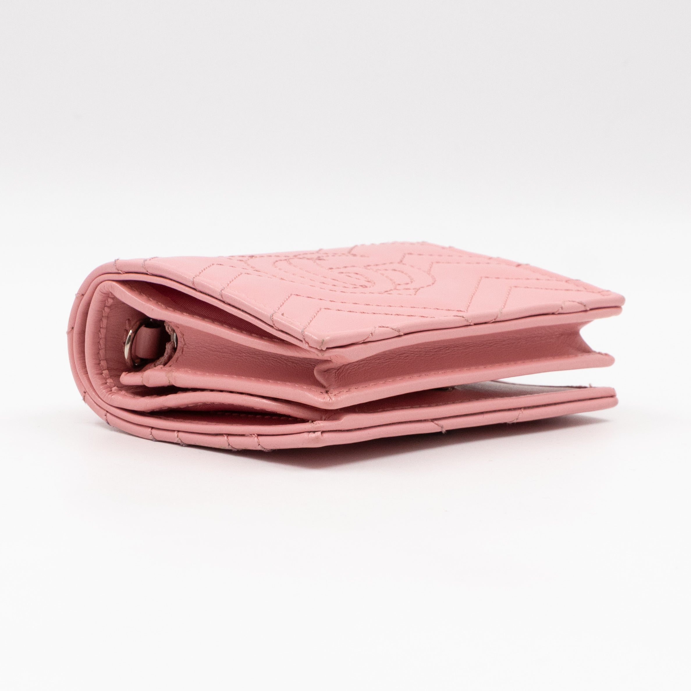 Chain wallet in pink best sale and white textured matelassé leather