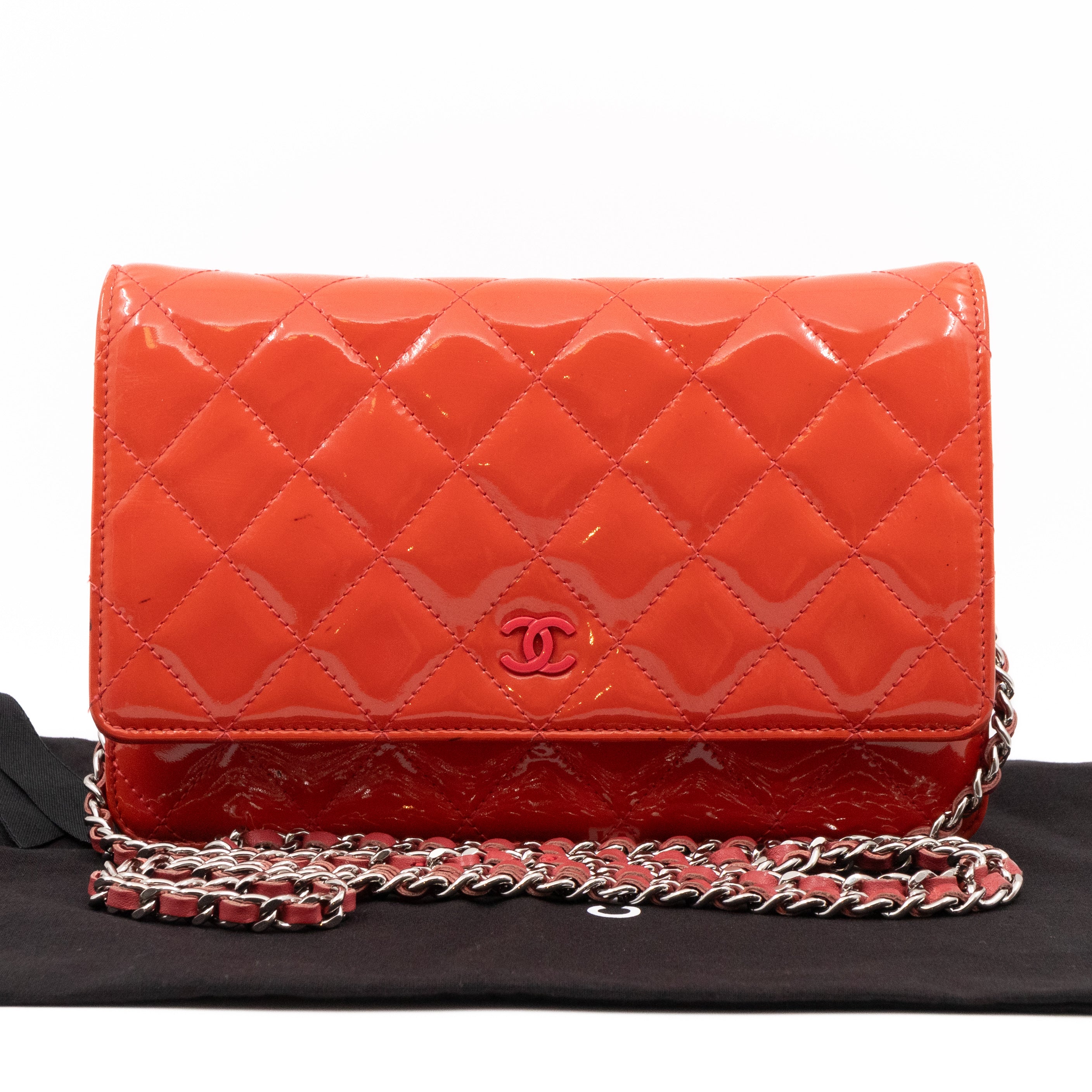 Classic wallet on chain - Lambskin & black metal, coral pink — Fashion