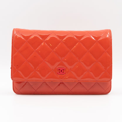 Classic Wallet on Chain Coral Patent Leather