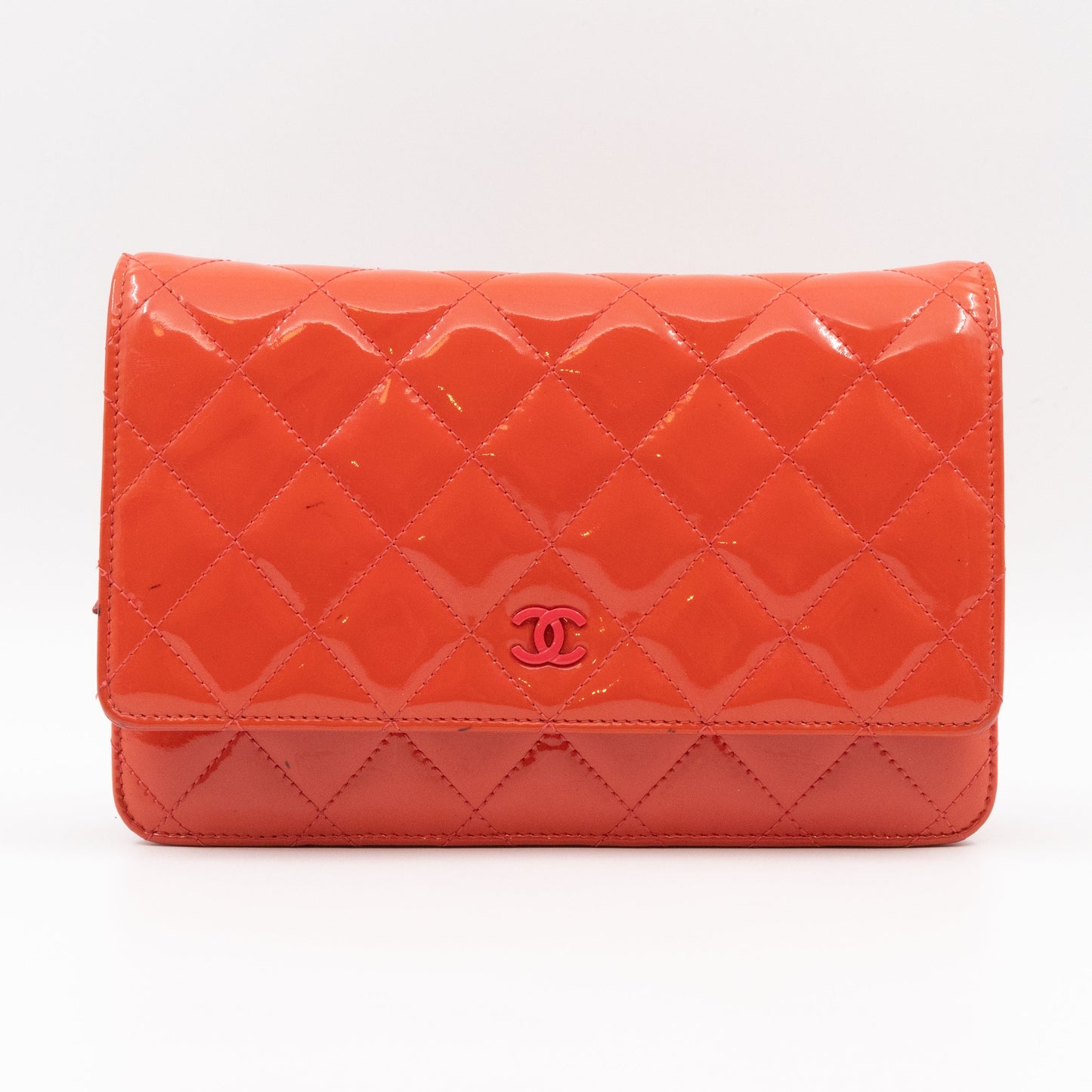 Classic Wallet on Chain Coral Pink Patent Leather