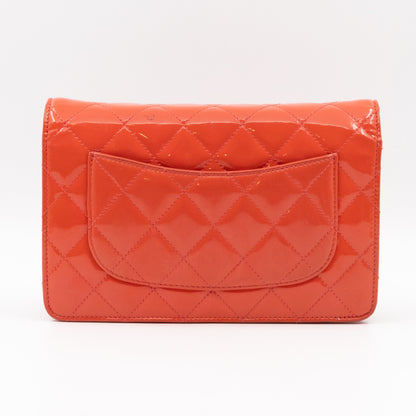 Classic Wallet on Chain Coral Pink Patent Leather