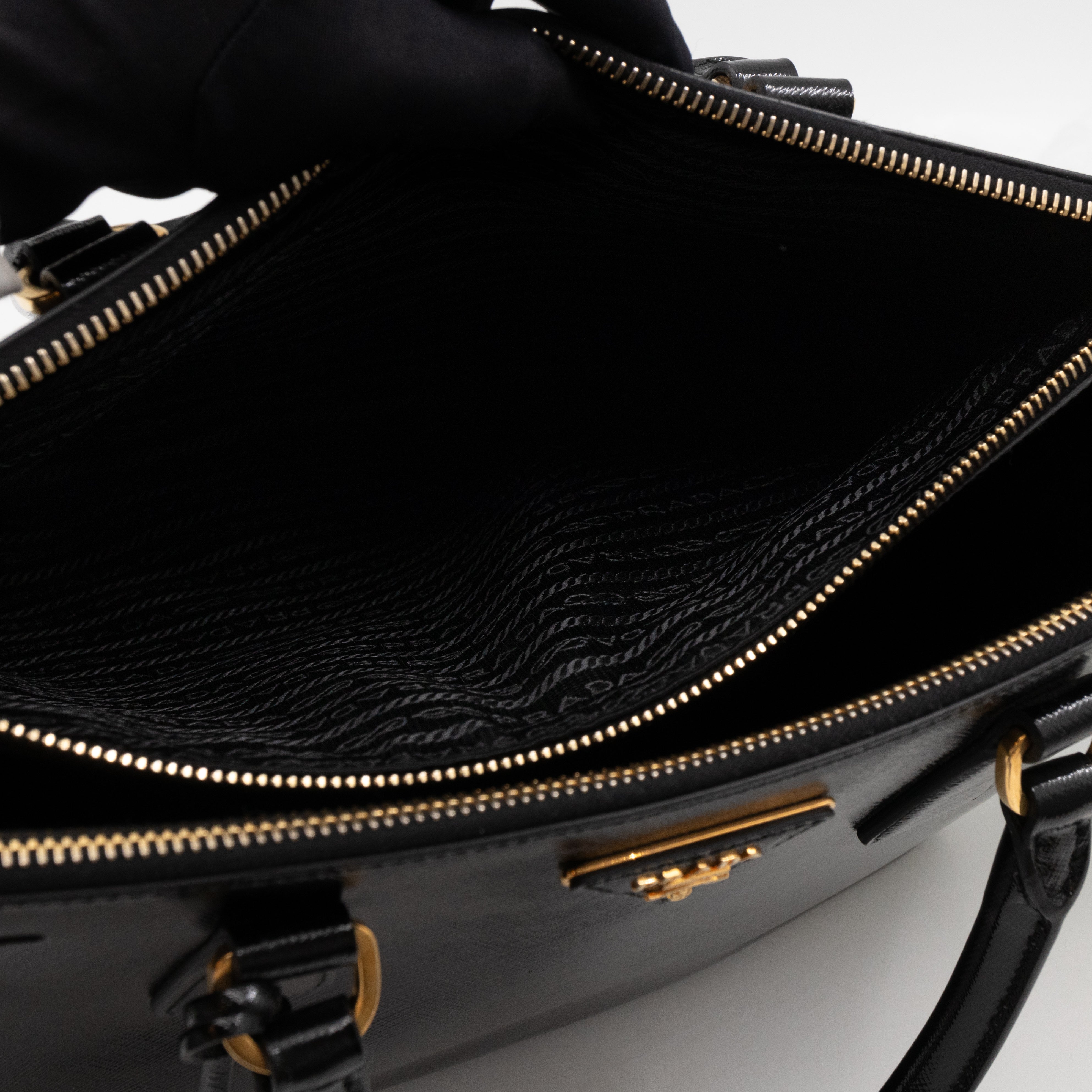 Galleria Large Double Zip Black Saffiano Vernis