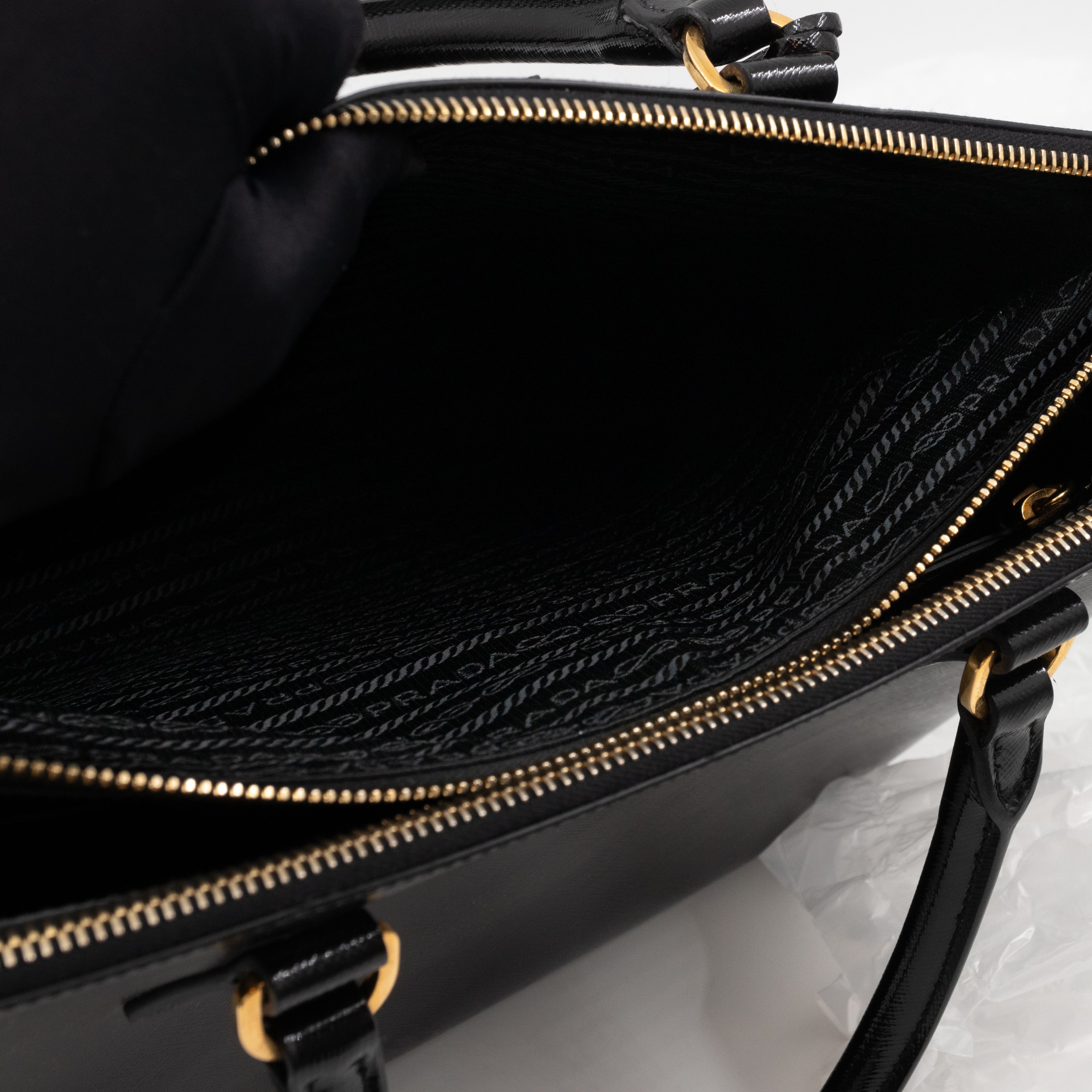 Galleria Large Double Zip Black Saffiano Vernis