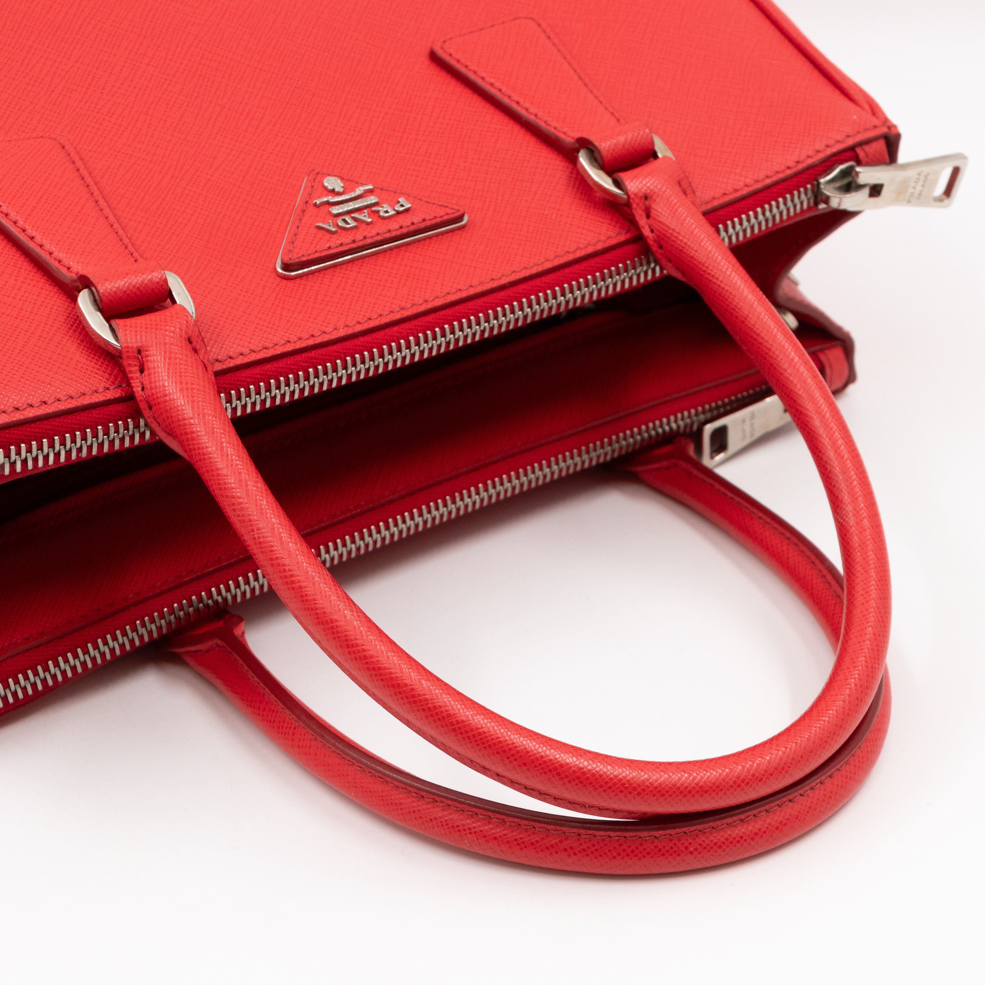 Galleria Medium Double Zip Lacca Red Saffiano Lux